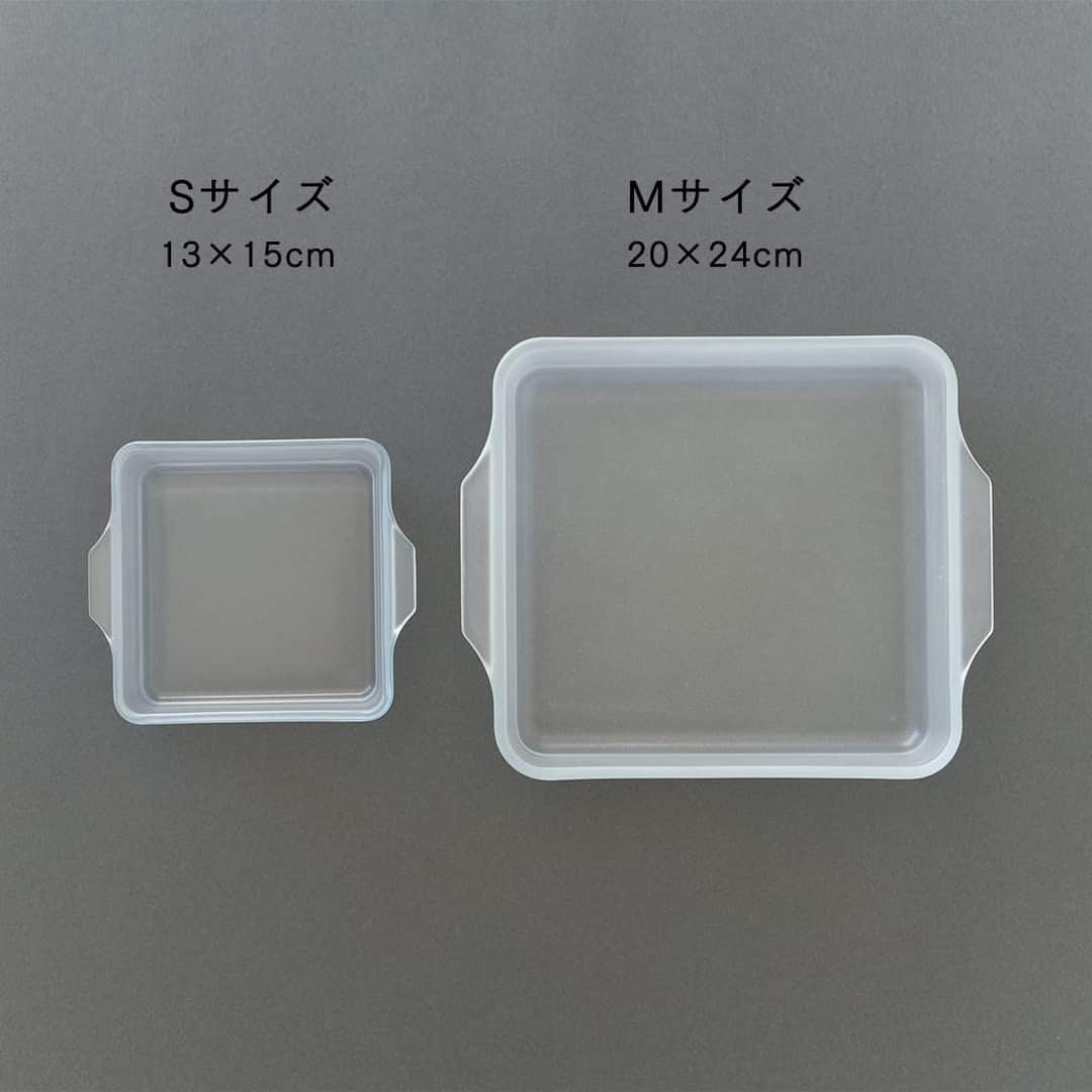 北欧、暮らしの道具店さんのインスタグラム写真 - (北欧、暮らしの道具店Instagram)「冬の定番、グラタンにも！ チーズがこびりつかないガラスの器が再入荷  - - - - - - - - - - - - - - - - -   寒い季節になると 恋しくなるグラタン。  とろーり伸びるチーズを たっぷり入れずにはいられないけれど 食後のお皿洗いを考えると 少し億劫になりますよね。  今回ご紹介する Cera bakeの耐熱皿は、 洗うときにスルッと 汚れが落ちる優れもの。  食卓にそのまま出せる シンプルなデザインで、 後片付けまでラクなガラスの器です。  後片付けがラクなわけは ガラスの上に、撥水・撥油の 特殊なコーティングが 施されているから。  こびりつく心配のあるグラタンも 器からすっと離れてくれます。  また、水に流すだけで 汚れが落ちるから 浸け置きの必要もなし。 食洗機も使えます◎  スクエアのSは 1人分にちょうどいいサイズ。 スクエアMは、みんなで取り分ける 大皿料理が似合うサイズです。  冷凍・冷蔵でもお使いいただけるので、 スコップケーキやゼリーなどの デザート作りにも活躍してくれますよ◎ . ーーー 掲載のアイテムはこちら▼ ーーー . ☑︎Cera Bake / セラベイク / 耐熱皿 / スクエア . ▶︎ プロフィールのリンクから、お値段・サイズなど詳しい情報をご覧いただけますよ。→@hokuoh_kurashi . 🎁「クラシ手帳2024」プレゼントキャンペーン実施中！お買いものいただいた方全員に、当店オリジナルの手帳を無料でお届けいたします。 . #kitchen#kitchendesign#kitchenware#food#foodstagram#cerabake #キッチン#キッチン雑貨#台所#ごはん#朝ごはん #セラベイク#耐熱皿#グラタン#グラタン皿 #ランチ#夜ごはん#ディナー#料理#シンプル #シンプルライフ#シンプルデザイン#暮らしを楽しむ#日々の暮らし#北欧#暮らし#北欧暮らしの道具店」11月24日 12時10分 - hokuoh_kurashi