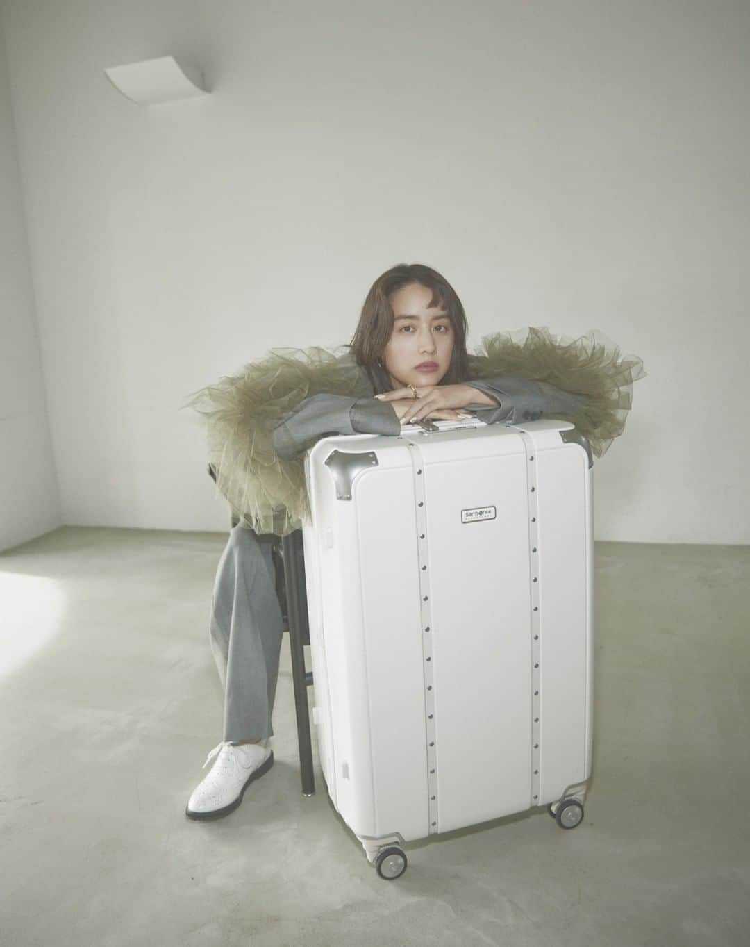 The Fashion Postさんのインスタグラム写真 - (The Fashion PostInstagram)「#select Samsonite BLACK LABEL with Mizuki Yamamoto 『最高の相棒を求めて。山本美月が出合うサムソナイト・ブラックレーベル〈後編〉』  Samsonite BLACK LABEL の「RE.CLASSIC」コレクションの中でもひときわ目を惹くのは、フレッシュなホワイトカラーのスピナー76。「クラシックにリベル(反抗)する」という意味が込められた「RE.CLASSIC」を体現するかのように、エレガンスの中にエッジの効いたムードが立ちのぼる。ついつい重くなりがちな冬の装いも、白いスーツケースを合わせれば、足元まで軽やかに(最終回／全2回)。  model: Mizuki Yamamoto photography: Saki Omi styling: Chikako Aoki hair & make up: Momiji Saito text: Risa Matsumoto edit: Natsume Horikoshi & Risa Matsumoto  #tfp #thefashionpost #SamsoniteBLACKLABEL #サムソナイトブラックレーベル #山本美月 #MizukiYamamoto #pr」11月24日 12時10分 - tfpjp