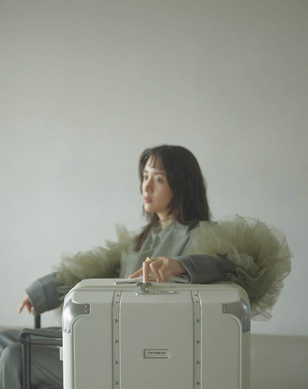 The Fashion Postさんのインスタグラム写真 - (The Fashion PostInstagram)「#select Samsonite BLACK LABEL with Mizuki Yamamoto 『最高の相棒を求めて。山本美月が出合うサムソナイト・ブラックレーベル〈後編〉』  Samsonite BLACK LABEL の「RE.CLASSIC」コレクションの中でもひときわ目を惹くのは、フレッシュなホワイトカラーのスピナー76。「クラシックにリベル(反抗)する」という意味が込められた「RE.CLASSIC」を体現するかのように、エレガンスの中にエッジの効いたムードが立ちのぼる。ついつい重くなりがちな冬の装いも、白いスーツケースを合わせれば、足元まで軽やかに(最終回／全2回)。  model: Mizuki Yamamoto photography: Saki Omi styling: Chikako Aoki hair & make up: Momiji Saito text: Risa Matsumoto edit: Natsume Horikoshi & Risa Matsumoto  #tfp #thefashionpost #SamsoniteBLACKLABEL #サムソナイトブラックレーベル #山本美月 #MizukiYamamoto #pr」11月24日 12時10分 - tfpjp