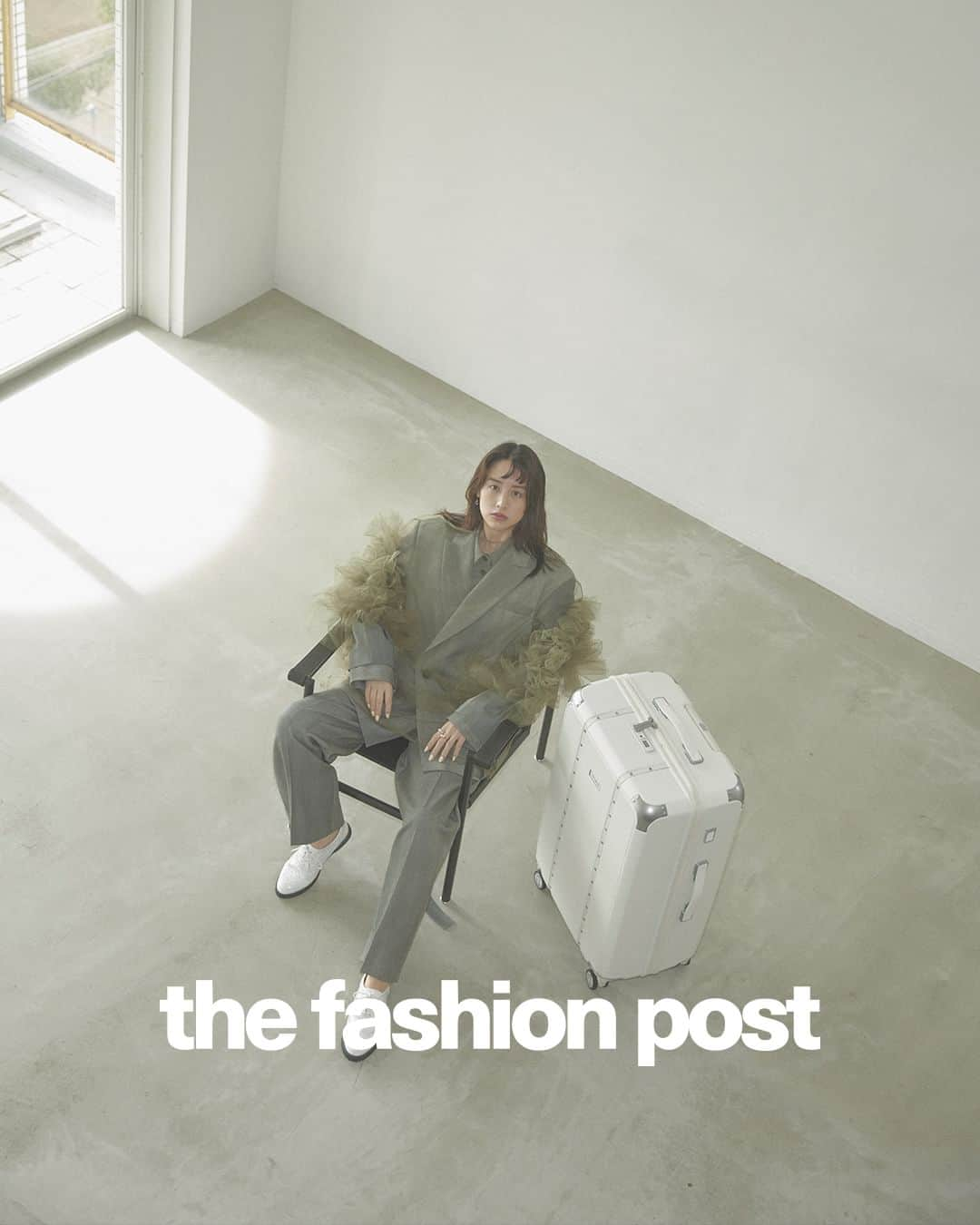 The Fashion Postのインスタグラム：「#select Samsonite BLACK LABEL with Mizuki Yamamoto 『最高の相棒を求めて。山本美月が出合うサムソナイト・ブラックレーベル〈後編〉』  Samsonite BLACK LABEL の「RE.CLASSIC」コレクションの中でもひときわ目を惹くのは、フレッシュなホワイトカラーのスピナー76。「クラシックにリベル(反抗)する」という意味が込められた「RE.CLASSIC」を体現するかのように、エレガンスの中にエッジの効いたムードが立ちのぼる。ついつい重くなりがちな冬の装いも、白いスーツケースを合わせれば、足元まで軽やかに(最終回／全2回)。  model: Mizuki Yamamoto photography: Saki Omi styling: Chikako Aoki hair & make up: Momiji Saito text: Risa Matsumoto edit: Natsume Horikoshi & Risa Matsumoto  #tfp #thefashionpost #SamsoniteBLACKLABEL #サムソナイトブラックレーベル #山本美月 #MizukiYamamoto #pr」