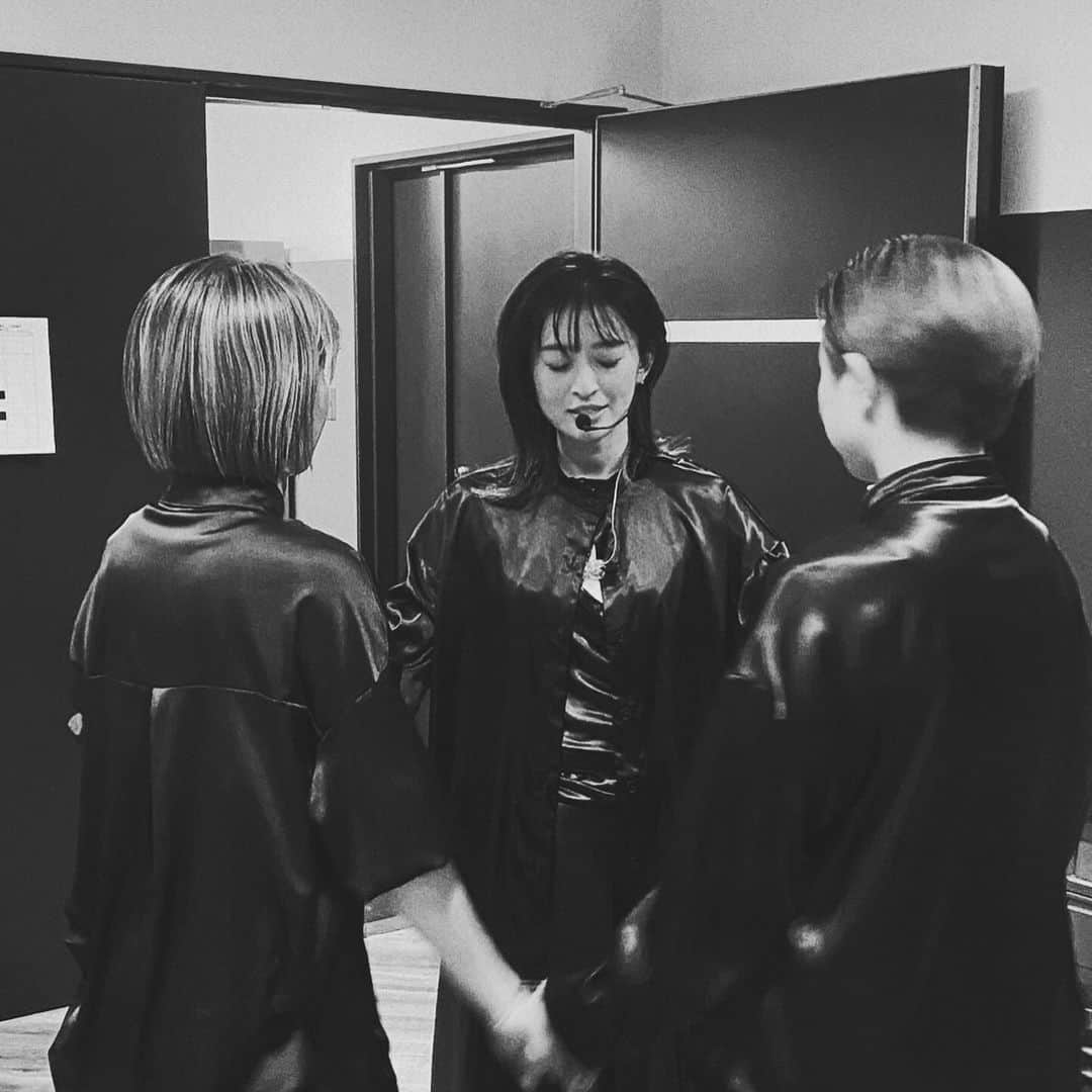 島袋寛子さんのインスタグラム写真 - (島袋寛子Instagram)「- Live『0』全公演完走。 皆様、本当にありがとうございました！！！  #東京追加公演 #大阪振替公演  大阪のみんな、まっててくれてありがとう！ すべての応援、サポートに心から感謝します。 またね！  @kiiitan  @emi_maruyama  @yurikarin11  @maki_ike_」11月24日 12時13分 - hiroko.shimabukuro