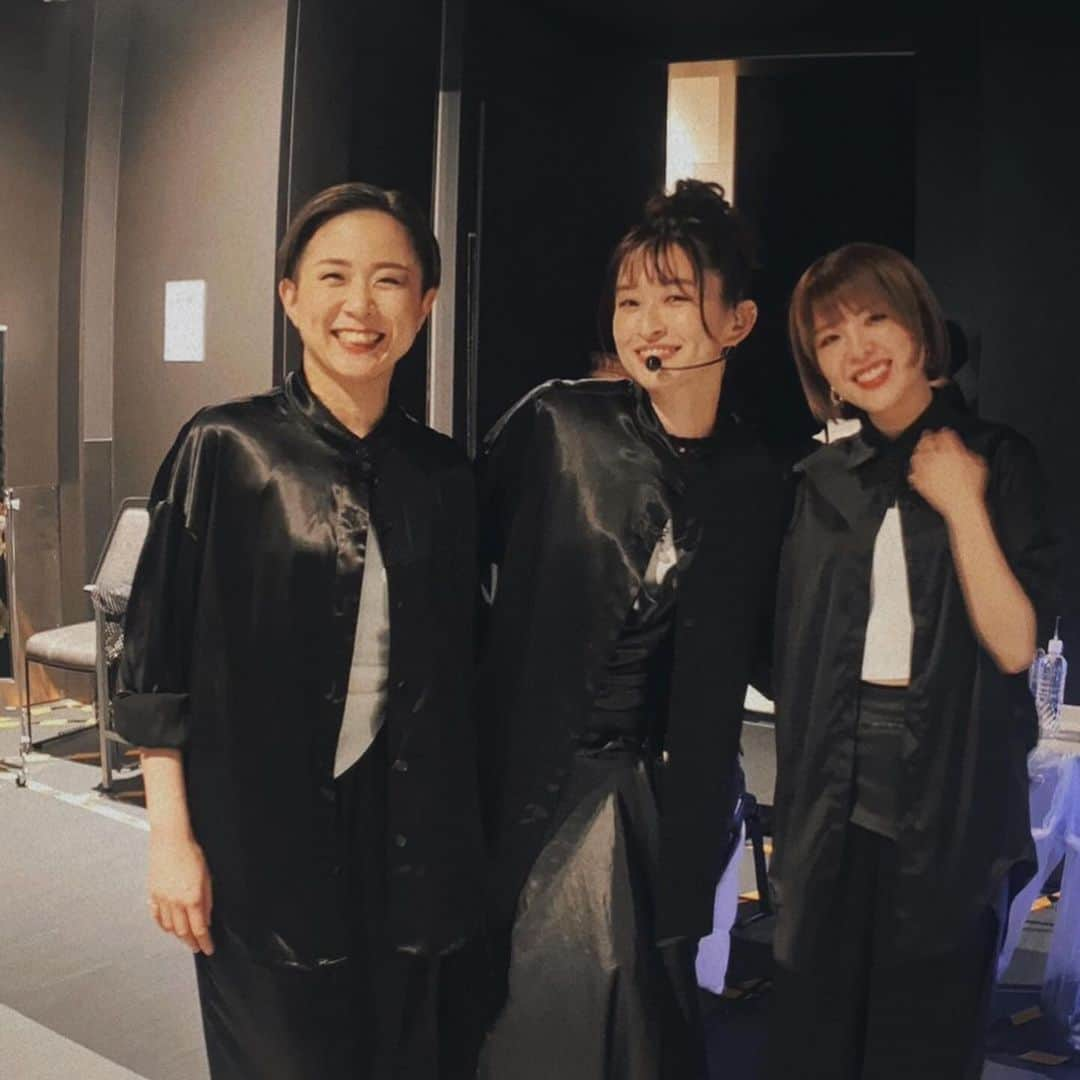 島袋寛子のインスタグラム：「- Live『0』全公演完走。 皆様、本当にありがとうございました！！！  #東京追加公演 #大阪振替公演  大阪のみんな、まっててくれてありがとう！ すべての応援、サポートに心から感謝します。 またね！  @kiiitan  @emi_maruyama  @yurikarin11  @maki_ike_」