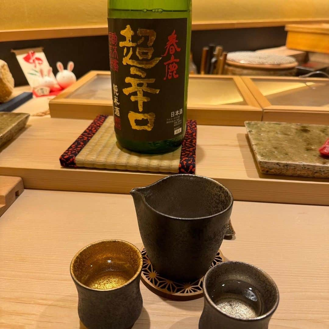 木村好珠さんのインスタグラム写真 - (木村好珠Instagram)「久しぶりのりえとの女子会🍻お鮨と日本酒🍶 最後のお酒飲んでる動画で分かる楽しそうな感じ笑 赤坂にある鮨ふくなが 青森の郷土料理×お鮨のお店！ そして青森の銘酒が盛りだくさん！日本酒は辛口派です🫶 一生食べられる…。好きな時間に予約できるのもすごくありがたい！女子会でも会食でもデートでも、すごく使いやすいお店✨ 大将の人柄も素敵でほっこりするお店でした♪ #お鮨 #グルメ #グルメ女子 #グルメスタグラム #女子会 #贅沢ディナー #お酒好き女子 #日本酒」11月24日 12時13分 - konomikimura