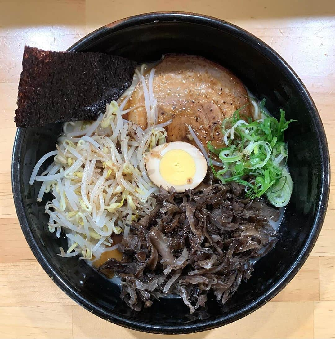 白鳥雪之丞さんのインスタグラム写真 - (白鳥雪之丞Instagram)「熊本2日目ランチ🤤🍜🍙  #ラーメン #きくらげ #もやし #トッピング #ランチセット #京大将軍 #熊本」11月24日 12時14分 - yukinojoeshiratori