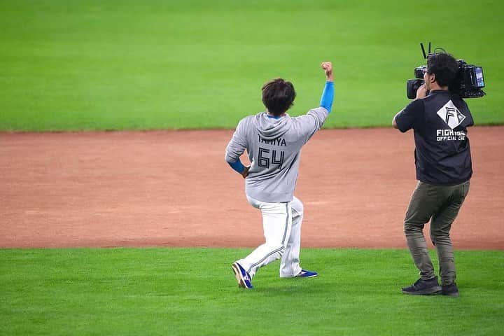 田宮裕涼さんのインスタグラム写真 - (田宮裕涼Instagram)「ファンの皆さん1年間ありがとうございました！  初めてのメイクを経験することができ、とても嬉しく調子に乗ってアイドルになりきってました🫰「ちゃんとなりきれてない」 緊張して、ちゃんとランウェイを歩けてなかったかもしれません。🥺ですがとても楽しかったです！  あとバブルボールきつかったのでしっかり体力強化したいと思います。。  来年は優勝目指して頑張ります！ たくさん見に来てください！  遥楓さんついにできました💪  #田宮裕涼 #たみやゆあです #北海道日本ハムファイターズ #BTS #テテ風 #初メイク #目がくすぐったい #ファッションショー」11月24日 12時14分 - yua_tamiya64