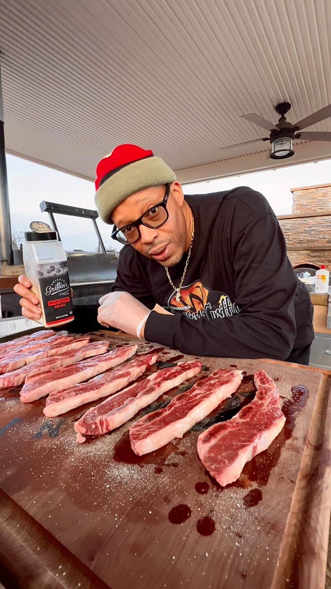 ウォーレン・Gのインスタグラム：「Happy Thanksgiving! Hope everyone is having a good time with family & loved ones! I had the opportunity to share a kitchen with @WarrenG and tried his bbq sauces and rubs at @SniffinGriffinsBBQ! Original bbq rub slaps hard with local salmon!!! If y’all wanna try he’s offering 50 percent right now for Black Friday at sniffingriffinsbbq.com. @SeattleFoodieAdventure (Not Sponsored) Use his code GFriday50 . . . #sniffinggriffins #warreng #seattlewa #reelitfeelit #bbqrubs #SeattleWashington #bbqsauce #foodreels #delicious #yummy #seattle #PacificNorthwest #foodintheair #warreng #streetfood #onthetable #thrillist #love #reels #reelsofinstagram #SeattleFood #pnw #foodcoma #tasty #darlingmovement #bbq #hungry #seattlefoodieadventure」