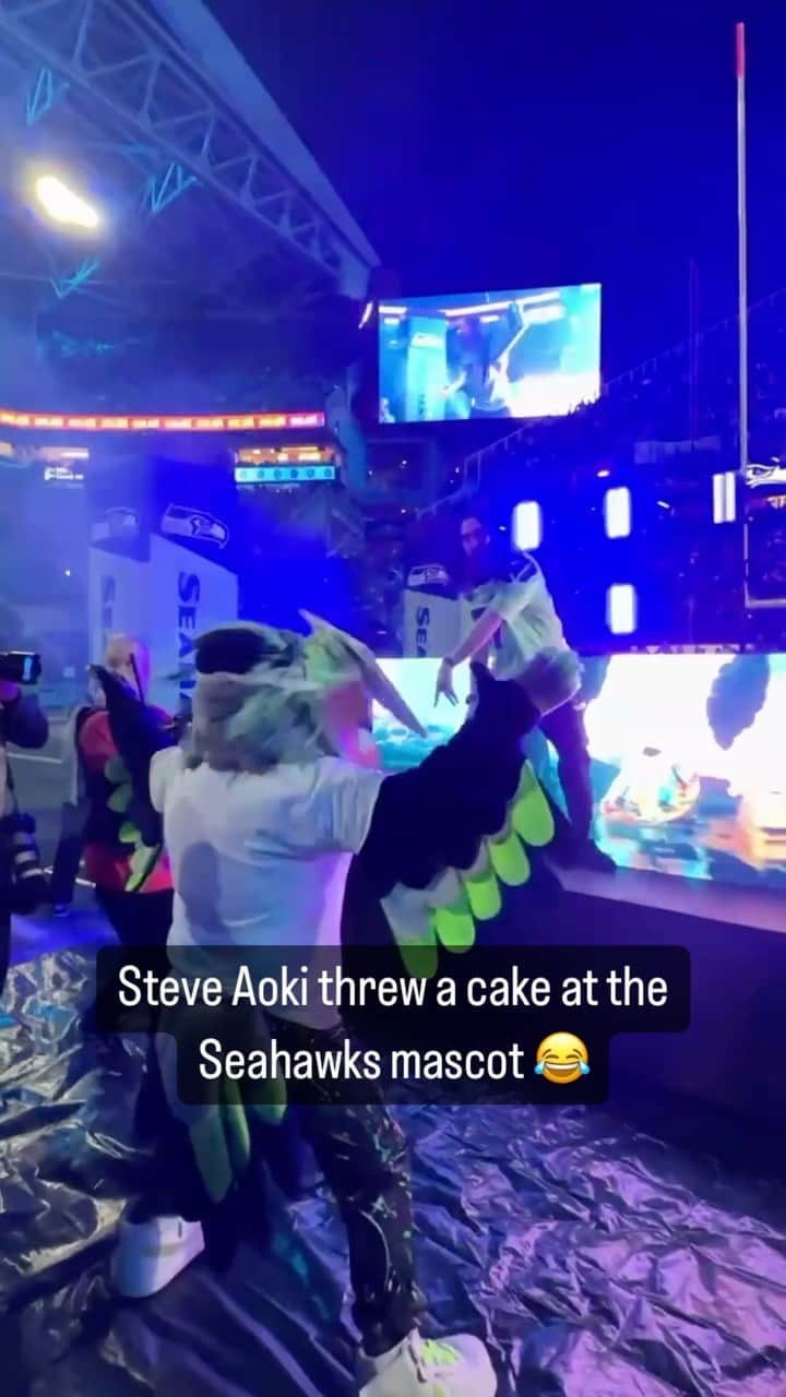 スティーヴ・アオキのインスタグラム：「Always gotta be ready 😭  📺: #SFvsSEA on NBC 📱: Stream on NFL+」