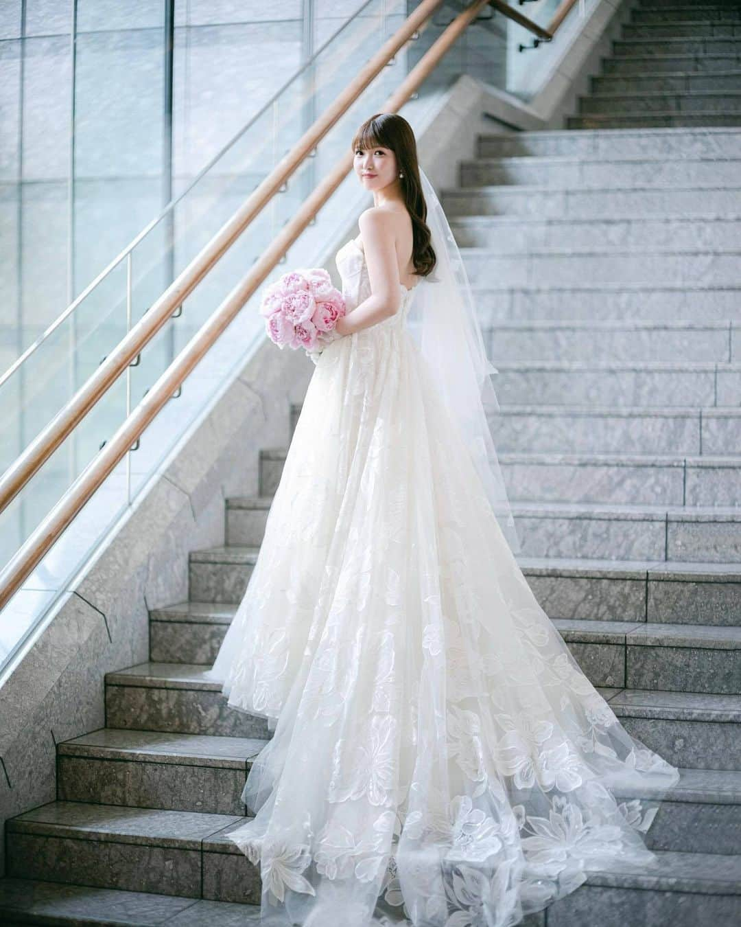 ♡プラコレWedding·⋆*さんのインスタグラム写真 - (♡プラコレWedding·⋆*Instagram)「. placole_dressy【#DRESSY花嫁 】 【#プラコレ】をつけて投稿&フォローしてね♩ . ＝＝＝＝＝＝＝ . 花嫁さまの結婚式当日の前撮りショットが 美しすぎる...🌹💭 ホテル婚なら撮影指示書に絶対取り入れたい！ ホテルエントランスや、大きな階段 カーテンショットなど 実際の花嫁さまをぜひ参考にしてみてくださいね🤍 . ＝＝＝＝＝＝＝＝ 👗photo by ... @ka_n_na____wd さま @err__wd さま @sa_wed924 さま @ey_wd_diary さま @r_moana.wd さま ＝＝＝＝＝＝＝＝ . 『#DRESSY花嫁』『#プラコレ』の ハッシュタグをつけて写真をUPしてね✦ 花嫁アプリ『DRESSY by プラコレ』の 記事に掲載＆リグラムされるかも♩ . みなさまからのいいねや保存 コメントをお待ちしています♥️ 「このウェディングドレス可愛い！」 「ヘアスタイルも気になる！！」 「今の花嫁さんの流行りは！？」etc. . ＝＝＝＝＝＝＝＝ 花嫁アプリでは、 プロのアドバイザーに結婚式の相談を何度でも♡ ウェディングドレスの記事や、 自分のウェディングレポを残せちゃう♡” . >>>TOPのURLからcheck ⋈ @placole_dressy >>>結婚のご相談は プラコレウェディングアドバイザーへ♡ @wedding_adviser >>>ウェディングレポを残したいなら、 farny by プラコレをcheck ✎ @farny_wedding >>>花嫁準備に欠かせないアイテムをお探しなら placole & dressy Beauty をcheck ❁ @dressy_beauty_ >>>素敵なドレスに出会いたい花嫁さま♡ @dressyonline_をcheck >>>おしゃれなファミリーフォトは ドレシーベイビーをcheck 𓏸 @dressy.baby >>>鎌倉にOPEN”お花とドレスと紅茶のカフェ” @dressyroom_teaをcheck𓌉𓇋 >>>名古屋にOPEN”ウェディング体験型カフェ @dressycafe_nagoya をcheck𓌉𓇋 . ＝＝＝＝＝＝＝＝＝＝＝＝＝＝＝＝ . #一度きりの人生一度は魔法にかけられて #花嫁 #卒花嫁 #結婚 #結婚式 #試着レポ #farnyレポ #2023冬婚 #2024春婚 #2024夏婚 #2024秋婚 #カラードレス試着 #ドレス試着 #ドレス試着レポ #ドレス選び #カラードレス #カラードレス迷子 #ウェディングドレス #ドレス迷子 #チュールドレス #ドレストレーン #試着レポ #バックスタイル #ソロショット #前撮り #結婚式当日」11月24日 12時27分 - placole_dressy