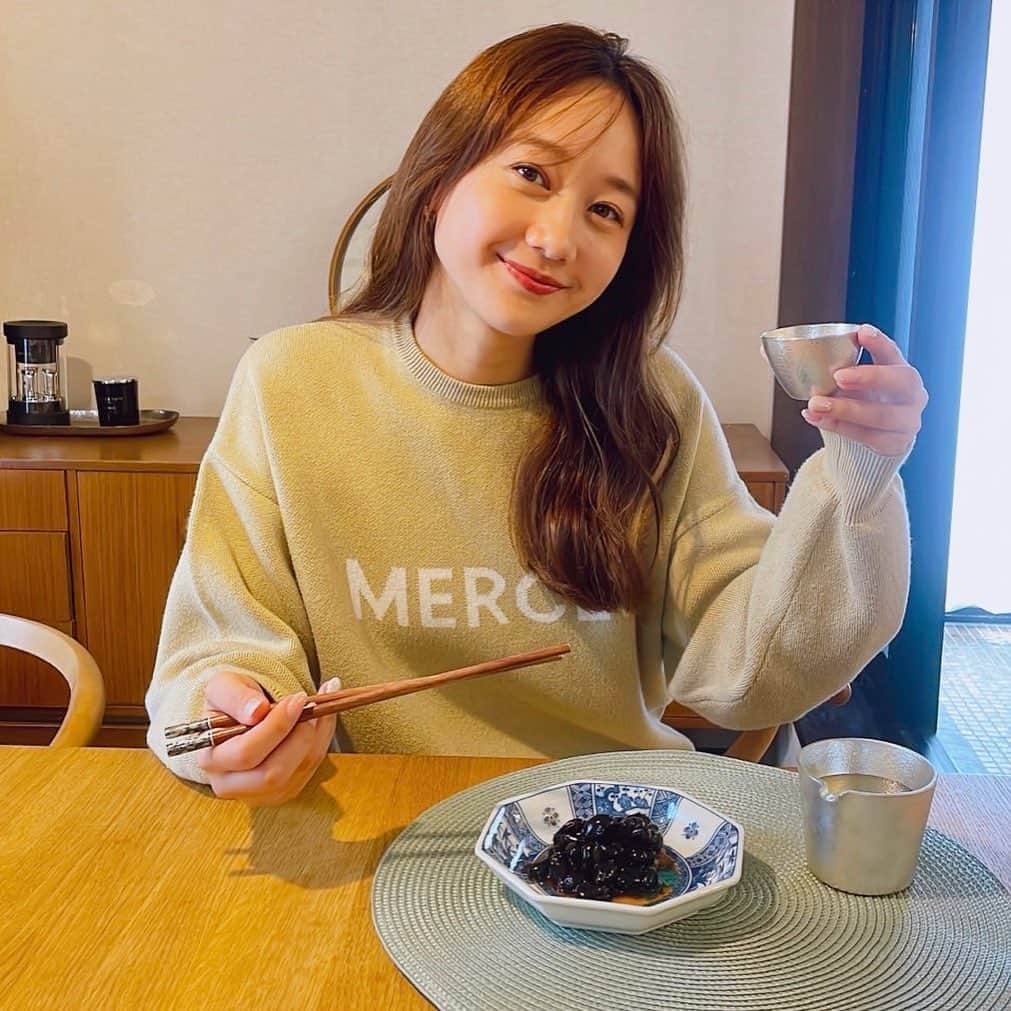 高田秋のインスタグラム：「今日は「和食の日」！ 毎年、一人ひとりが「和食」文化について認識を深め、 和食文化の大切さを再認識するきっかけの日と なっていくよう願いをこめて 「いい日本食」の語呂で11/24になったそうです👏 私も大好きな和食、これから家でもたくさん取り入れていきたいと思います🤍 最近のオススメは、黒豆！ そのまま食べられて、お酒のおつまみにもなるし、 おかずが１品足りないときにも助かります🥺 黒豆は、植物性たんぱく質を簡単に摂取できて健康的！ フジッコさんが取り組まれている 毎日お豆を摂り入れて健康になろうという EverydayBeans！ 私も実践してみています👏🤍  そして本日、神田ワテラスで開催の「秋祭り」にて、 私の北海道旨いものセットをご購入の皆様に 黒豆を差し上げますよ〜🤩🤩🤩 是非、お立ち寄りくださいね🫡  @everydaybeans_fujicco #everydaybeans #フジッコ #PR」