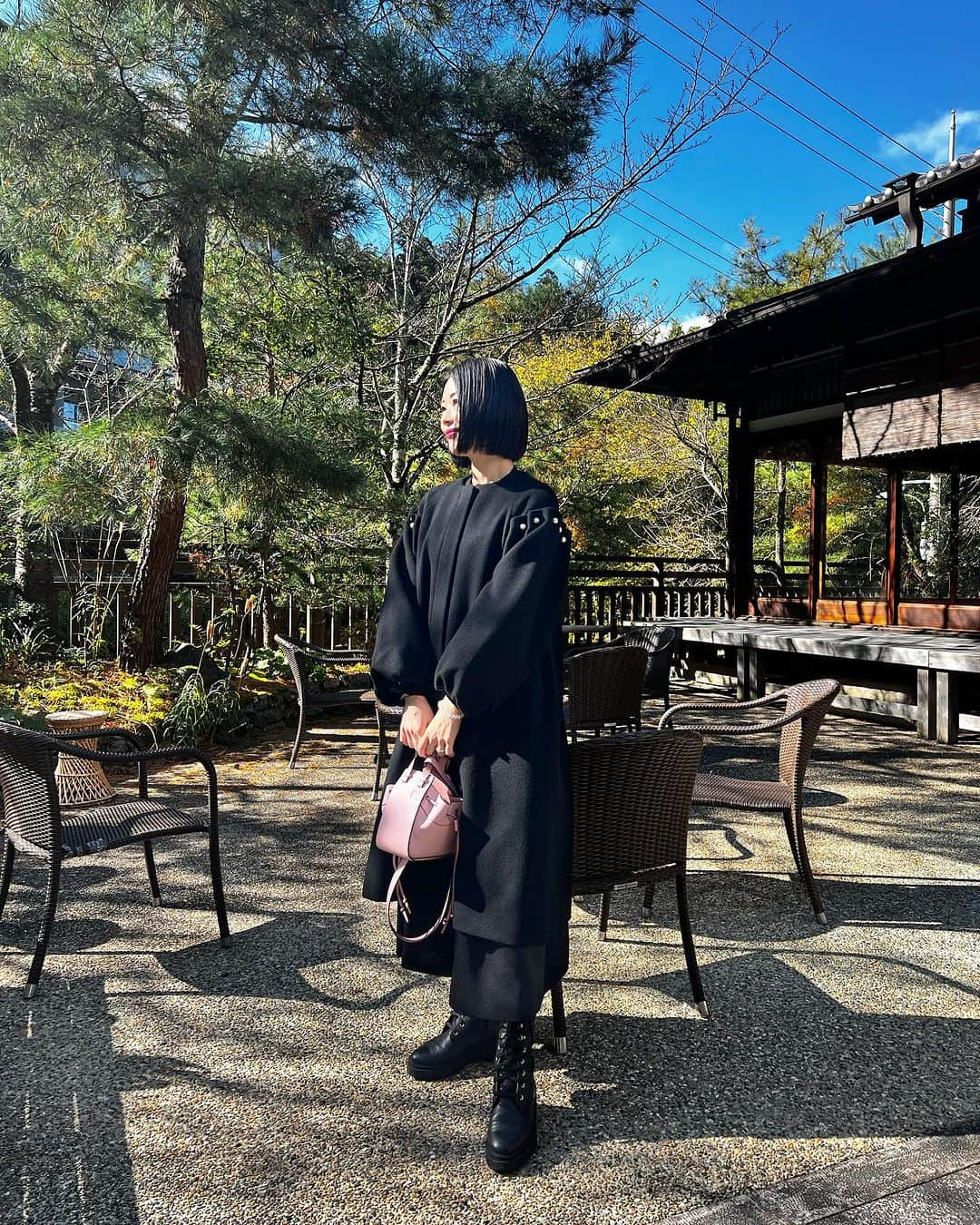 アレルギーナビゲーター 細川真奈 ❤のインスタグラム：「今年のアウターはこれで決まり🤍  シルエットといい、 大粒パールのあしらい方といい、 さすがマーリエさん😍❤️  outer @m_maglie_le_cassetto_official  skirt @tsurubymarikooikawa  bag @loewe   急激に寒さが増してきましたので 皆様もお身体に気をつけてお過ごしくださいませ😌  #mmaglielecassetto #tsurubymarikooikawa #loewe #パールデザインロングコート #温泉コーデ #旅行コーデ #ママコーデ #男の子ママコーデ #30代コーデ #アラフォーコーデ #160cmコーデ #ブルベ冬コーデ #きれいめコーデ #骨格ウェーブ #顔タイプエレガント」