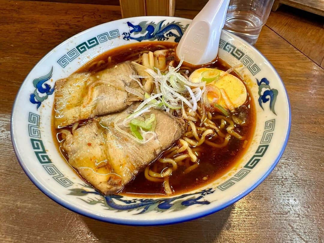 まえちゃんねるのインスタグラム：「今日のランチは、鉄火醤油🍜辛い醤油ラーメンって食べたことなかったけど美味いね😋  #ランチ #今日のランチ #鉄火醤油 #醤油ラーメン #ラーメン #辛い めん蔵」