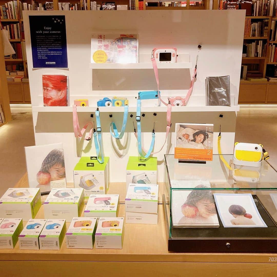 銀座 蔦屋書店のインスタグラム：「【XMAS 2023】My first Camera  目の前の大切な場所、そこに存在した時間を記録し、誰かと共有できること― それは写真のもつ、もっとも大きな喜びの一つといえるかもしれません。  今年のクリスマスにご紹介するのは、シンガポール発のホップでカラフルなキッズカメラ「myFirst Camera」シリーズ。子供たちのはじめてのカメラとしてもクリエイターからも高い人気を誇り、手に持っただけでわくわくした気持ちを運んでくるようです。  今回、写真をとることを通じて鑑賞が楽しくなるような、家族や子供たちをテーマとした厳選の作品集もあわせてご提案いたします。  カメラと一緒に喜びを。    【XMAS 2023】My first Camera 会期　2023年11月18日（土）~12月25日（月）※終了日は変更になる場合があります。 時間　10:30～21:00 場所　BOOK売場(写真) 主催　銀座 蔦屋書店 問い合わせ先　03-3575-7755  ▶詳細はこちら https://store.tsite.jp/ginza/event/art/36497-1250091013.html  #myFirstCamera #LOMOGRAPHY #ロモグラフィー #カメラ初心者 #カメラ初心者🔰 #カメラのある生活 #クリスマスギフト #クリスマスプレゼント #christmasmood #christmasgifts #holidayseason #gsix #ginzasix #銀座 #蔦屋書店 #ginza #銀座蔦屋書店 #ginzatsutayabooks #tsutayabooks」