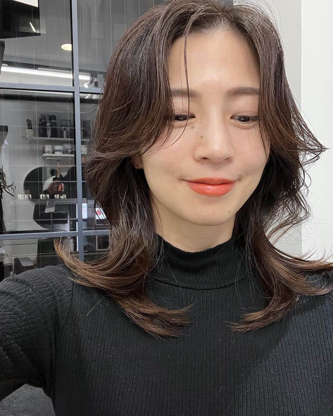 安田美沙子さんのインスタグラム写真 - (安田美沙子Instagram)「久々の美容院へメンテナンス💇‍♀️  繋がりの収録があるので、沢山は変えずに。。。  友人美容師さんが、ヘアスタイル遊んでくれました🥹✨  ヘッドスパをすると、顔色がよくなる。ありがと🤍  #hair #メンテナンス #美容院 #thanks #newhair」11月24日 12時32分 - yasuda_misako