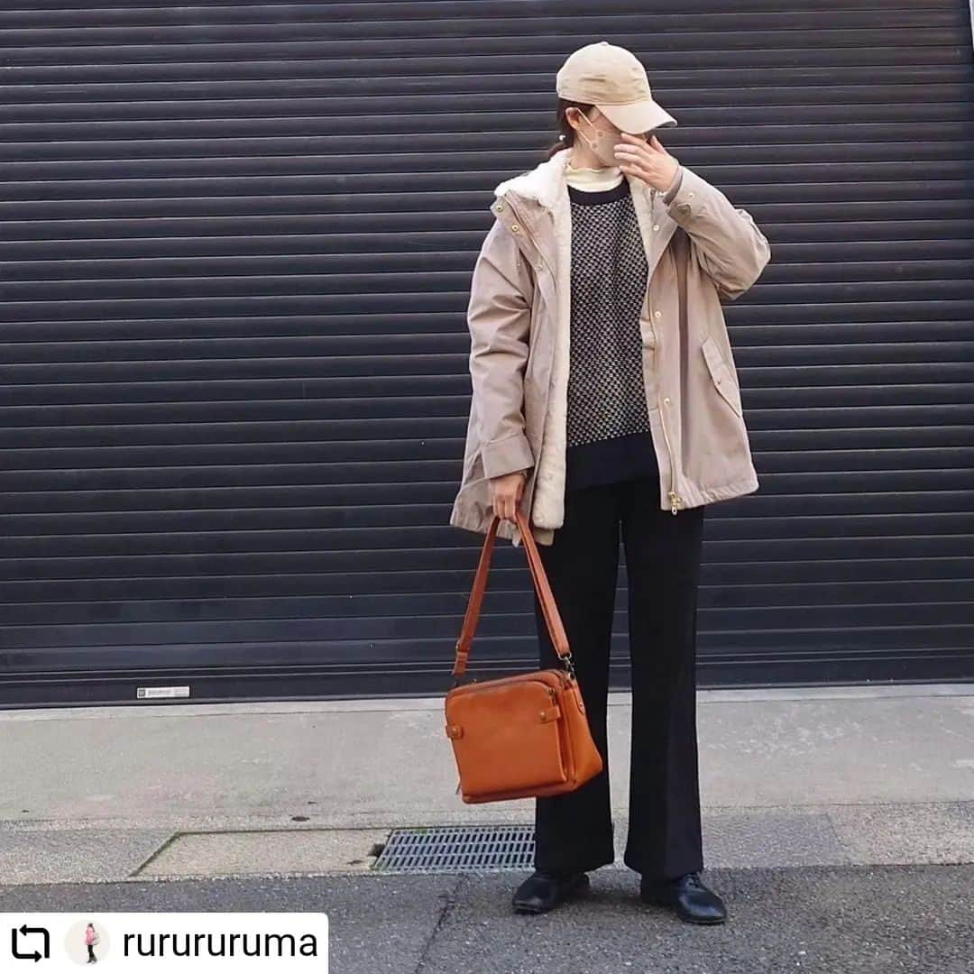 ikkaさんのインスタグラム写真 - (ikkaInstagram)「@rurururuma さま🧡 素敵な投稿ありがとうございます😉  #Repost @rurururuma with @let.repost  • • • • • • · · ·  『ikka』@ikka_official　 　■【雑誌InRed12月号掲載】【親子おそろい】ファーライナー3WAYミドルマウンテンパーカー  ■【雑誌InRed12月号掲載】【親子おそろい】バーズアイ柄ニットプルオーバー  　ふわっふわのファーライナーの肌触りが気持ち良くて暖か~🤍 　ライナーは簡単に取り外しでき、単体でも着れる3WAYです🎵 　秋、冬、春とロングシーズン活躍✨　 　ニットはレトロな雰囲気のバーズアイ柄が可愛い🕊 　柔らかでアウター着てもスッキリもたつかない🎵  ·  『tiptop』@tiptop_pocket_official  ■【新色登場】テレコハイネックカットソー  ■【2サイズ展開/web限定Sサイズあり】 　　スエポンセンタープレスセミフレアパンツ    スエードライクな暖かみある風合いのパンツ✿ 　  ストレッチのきいたポンチ素材で柔らかな着心地、 　  美脚シルエットです! 　  TIMESALE開催中です❥  ·   『florist』@florge_by_florist 　  2size展開】【多ポケット】ユニセックススクエアレザーショルダーバッグ  　　　  ファスナー付き3ヶ所とカードポケットの4部屋構造で 　　　  仕分け能力が素晴らしい♡ 　　　  マットな質感のPUレザーでカジュアルにもきれいめにも◎✨ 　　　  バッグinバッグにも良さそうで旅行の時にも重宝しそう!  　　　TIMESALE開催中です💛  ·  #PR #ikka #tiptop_pocket #tipコーデ #florist   #秋冬コーデ  #プチプラ高見えコーデ  #きれいめカジュアル#大人カジュアルコーデ  #ootd #大人可愛いコーデ  #大人カジュアル #ニットコーデ #アウターコーデ #ショルダーバッグ #ニットコーデ」11月24日 12時33分 - ikka_official