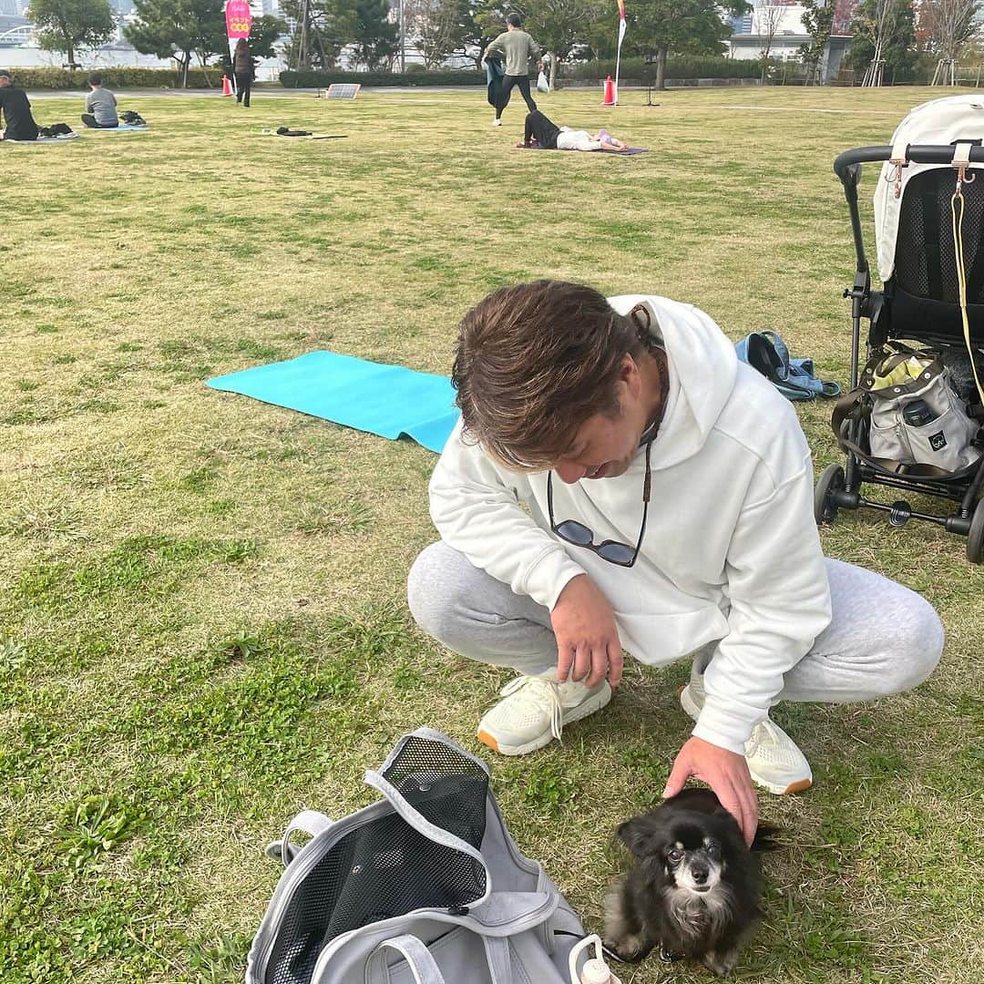 市橋有里さんのインスタグラム写真 - (市橋有里Instagram)「【ヨガと海風でととのう日】  昨日は楽しみにしていたアミ先生　@ami.amiyoga  の ヨガに参加してきました♪ 愛犬も初体験でみなに可愛がられて興奮気味w 嬉しそうでした♪  アミさんのヨガに癒され こんなにも近くで自然を感じられ 夕暮れのBBQ🍖も満喫できて🌇 あたたかい🫶最高の休日になりました✨  夕陽が素敵な O-garden https://www.o-garden.tokyo/gardengrill  みなさま、ありがとうございました。 そしてアミさん、イベント後でも疲れた顔もみせず こんなチャーミングな笑顔で お肉焼いたいただき、ありがとう🥹🙏 どこにそんなパワーがあるのだろうと 思いながら、明るく楽しいアミさん満喫dayでした💛  そしてパーソナリティをつとめさせて頂いている 市橋有里の“RUN 食健美”～ヘルシー Running～ 11/25（土）から2週にわたり各放送局で アミさんとのトークがオンエアされます。 身体をほぐすポイントや食のことなどもりだくさん 素敵な声に癒されて下さいね♪  栃木放送 （土）５：３０～５：３０  福井放送 （土）５：３０～5：４５ 信越放送 （日）５：１５～5：３０  山陰放送 （日）７：１５～７：３０ 四国放送 （月）19：30〜20：00  #amiyoga #休日の過ごし方 #yoga」11月24日 12時34分 - ariichihashi