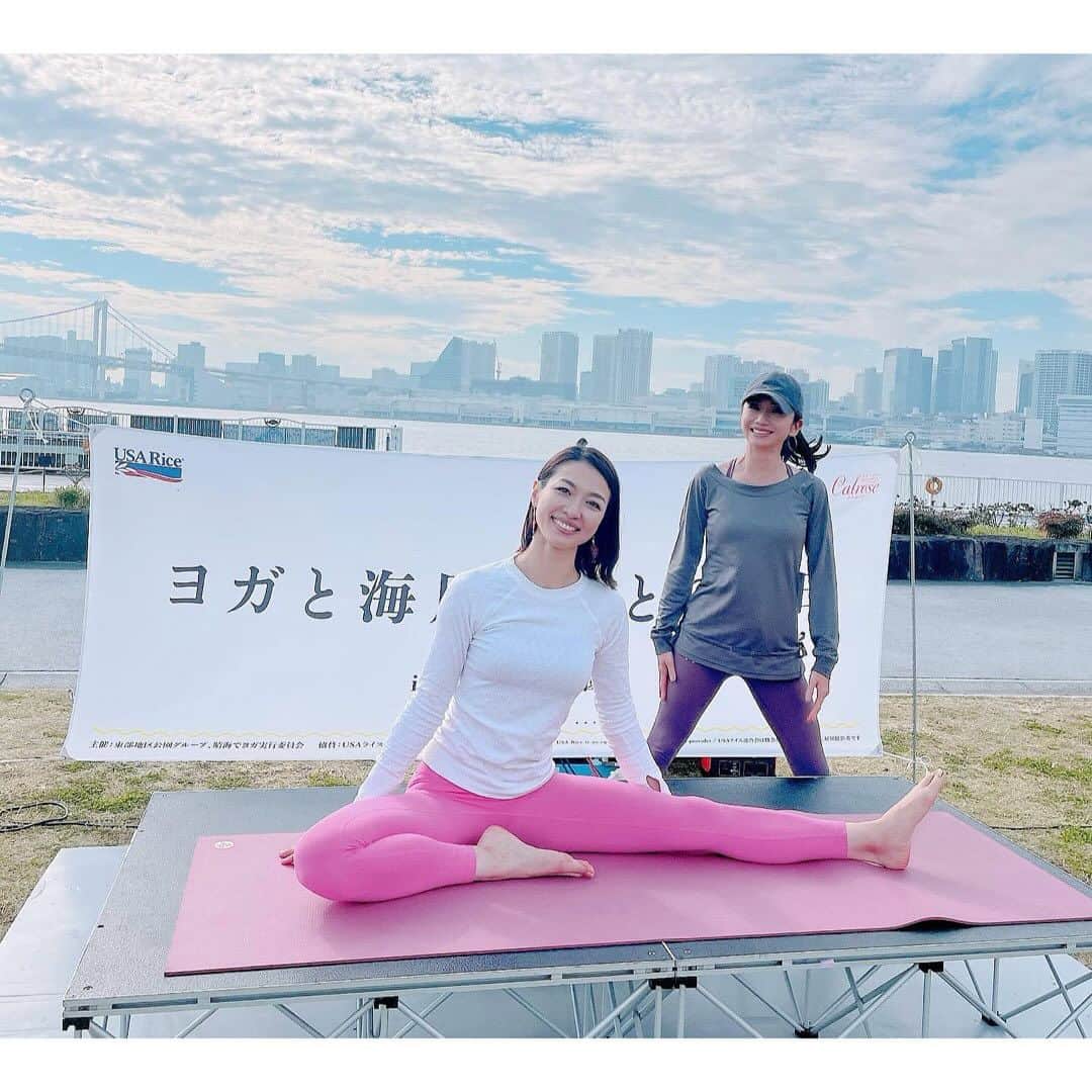 市橋有里さんのインスタグラム写真 - (市橋有里Instagram)「【ヨガと海風でととのう日】  昨日は楽しみにしていたアミ先生　@ami.amiyoga  の ヨガに参加してきました♪ 愛犬も初体験でみなに可愛がられて興奮気味w 嬉しそうでした♪  アミさんのヨガに癒され こんなにも近くで自然を感じられ 夕暮れのBBQ🍖も満喫できて🌇 あたたかい🫶最高の休日になりました✨  夕陽が素敵な O-garden https://www.o-garden.tokyo/gardengrill  みなさま、ありがとうございました。 そしてアミさん、イベント後でも疲れた顔もみせず こんなチャーミングな笑顔で お肉焼いたいただき、ありがとう🥹🙏 どこにそんなパワーがあるのだろうと 思いながら、明るく楽しいアミさん満喫dayでした💛  そしてパーソナリティをつとめさせて頂いている 市橋有里の“RUN 食健美”～ヘルシー Running～ 11/25（土）から2週にわたり各放送局で アミさんとのトークがオンエアされます。 身体をほぐすポイントや食のことなどもりだくさん 素敵な声に癒されて下さいね♪  栃木放送 （土）５：３０～５：３０  福井放送 （土）５：３０～5：４５ 信越放送 （日）５：１５～5：３０  山陰放送 （日）７：１５～７：３０ 四国放送 （月）19：30〜20：00  #amiyoga #休日の過ごし方 #yoga」11月24日 12時34分 - ariichihashi