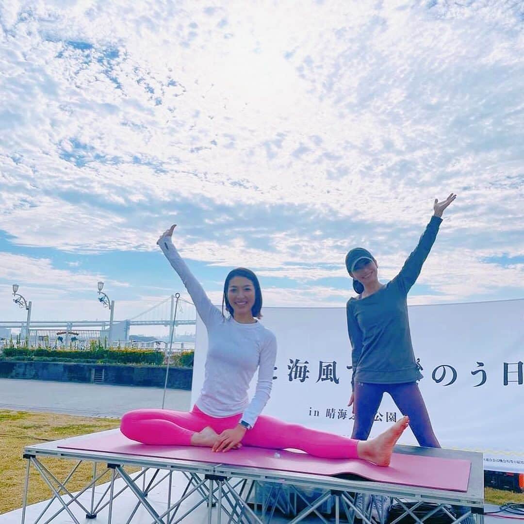 市橋有里さんのインスタグラム写真 - (市橋有里Instagram)「【ヨガと海風でととのう日】  昨日は楽しみにしていたアミ先生　@ami.amiyoga  の ヨガに参加してきました♪ 愛犬も初体験でみなに可愛がられて興奮気味w 嬉しそうでした♪  アミさんのヨガに癒され こんなにも近くで自然を感じられ 夕暮れのBBQ🍖も満喫できて🌇 あたたかい🫶最高の休日になりました✨  夕陽が素敵な O-garden https://www.o-garden.tokyo/gardengrill  みなさま、ありがとうございました。 そしてアミさん、イベント後でも疲れた顔もみせず こんなチャーミングな笑顔で お肉焼いたいただき、ありがとう🥹🙏 どこにそんなパワーがあるのだろうと 思いながら、明るく楽しいアミさん満喫dayでした💛  そしてパーソナリティをつとめさせて頂いている 市橋有里の“RUN 食健美”～ヘルシー Running～ 11/25（土）から2週にわたり各放送局で アミさんとのトークがオンエアされます。 身体をほぐすポイントや食のことなどもりだくさん 素敵な声に癒されて下さいね♪  栃木放送 （土）５：３０～５：３０  福井放送 （土）５：３０～5：４５ 信越放送 （日）５：１５～5：３０  山陰放送 （日）７：１５～７：３０ 四国放送 （月）19：30〜20：00  #amiyoga #休日の過ごし方 #yoga」11月24日 12時34分 - ariichihashi