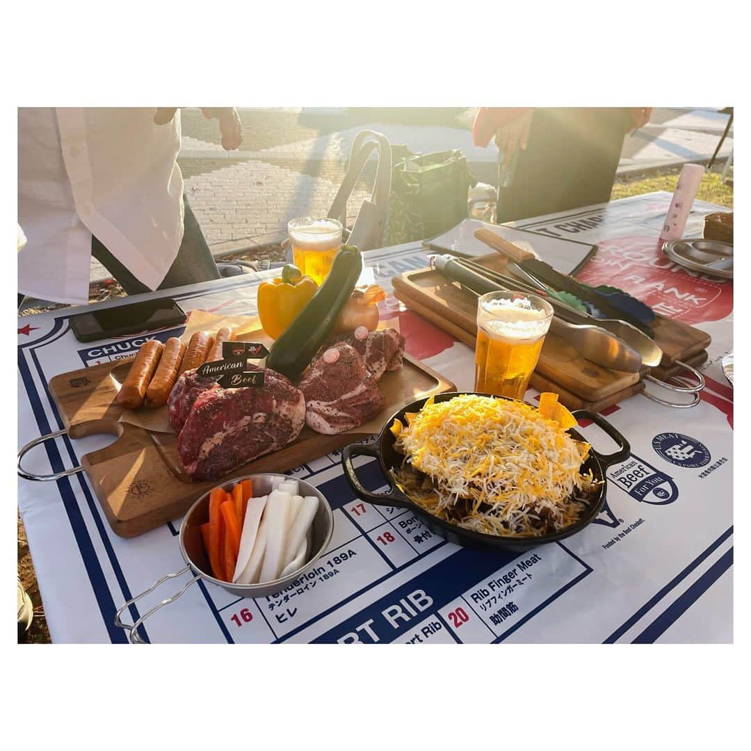 市橋有里さんのインスタグラム写真 - (市橋有里Instagram)「【ヨガと海風でととのう日】  昨日は楽しみにしていたアミ先生　@ami.amiyoga  の ヨガに参加してきました♪ 愛犬も初体験でみなに可愛がられて興奮気味w 嬉しそうでした♪  アミさんのヨガに癒され こんなにも近くで自然を感じられ 夕暮れのBBQ🍖も満喫できて🌇 あたたかい🫶最高の休日になりました✨  夕陽が素敵な O-garden https://www.o-garden.tokyo/gardengrill  みなさま、ありがとうございました。 そしてアミさん、イベント後でも疲れた顔もみせず こんなチャーミングな笑顔で お肉焼いたいただき、ありがとう🥹🙏 どこにそんなパワーがあるのだろうと 思いながら、明るく楽しいアミさん満喫dayでした💛  そしてパーソナリティをつとめさせて頂いている 市橋有里の“RUN 食健美”～ヘルシー Running～ 11/25（土）から2週にわたり各放送局で アミさんとのトークがオンエアされます。 身体をほぐすポイントや食のことなどもりだくさん 素敵な声に癒されて下さいね♪  栃木放送 （土）５：３０～５：３０  福井放送 （土）５：３０～5：４５ 信越放送 （日）５：１５～5：３０  山陰放送 （日）７：１５～７：３０ 四国放送 （月）19：30〜20：00  #amiyoga #休日の過ごし方 #yoga」11月24日 12時34分 - ariichihashi