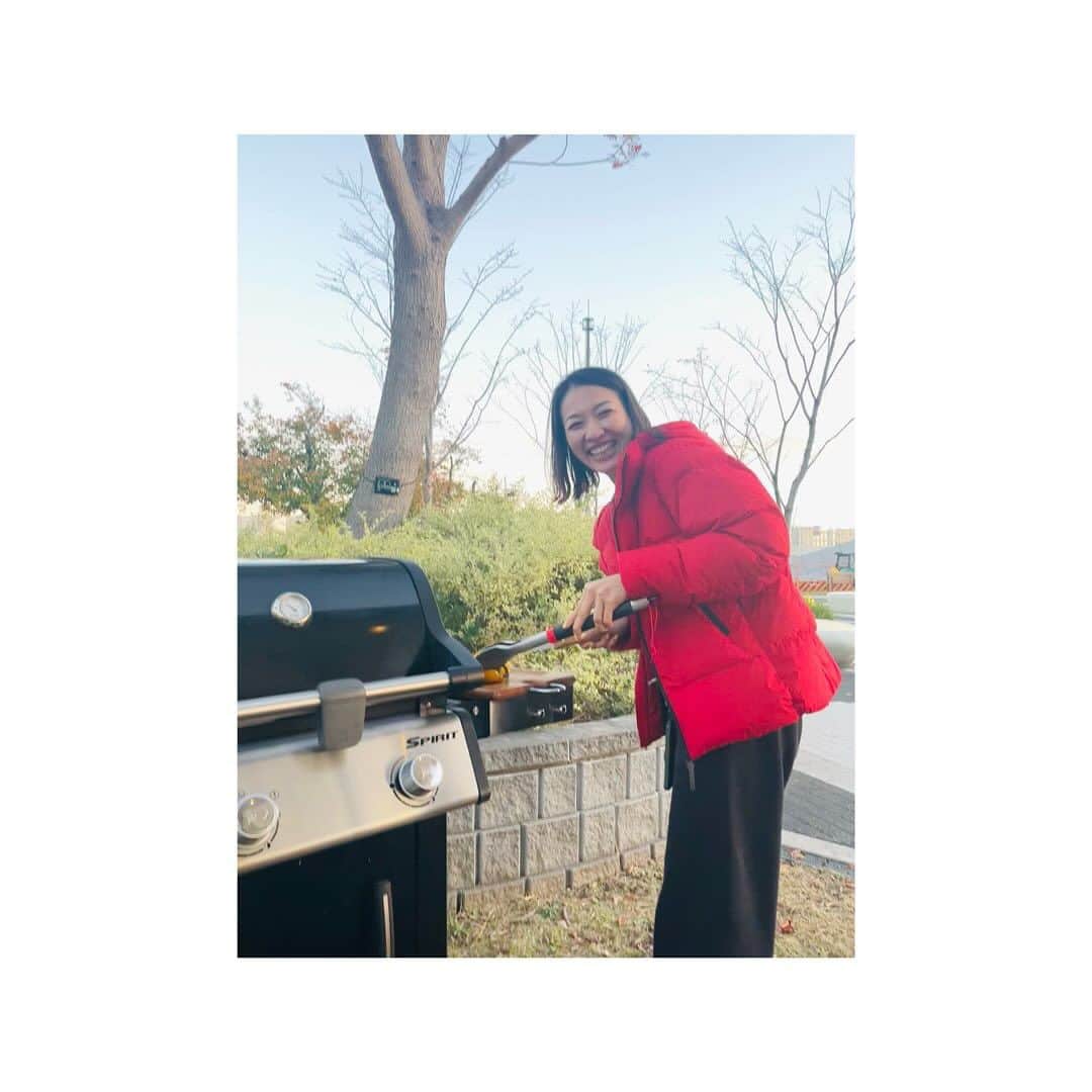 市橋有里さんのインスタグラム写真 - (市橋有里Instagram)「【ヨガと海風でととのう日】  昨日は楽しみにしていたアミ先生　@ami.amiyoga  の ヨガに参加してきました♪ 愛犬も初体験でみなに可愛がられて興奮気味w 嬉しそうでした♪  アミさんのヨガに癒され こんなにも近くで自然を感じられ 夕暮れのBBQ🍖も満喫できて🌇 あたたかい🫶最高の休日になりました✨  夕陽が素敵な O-garden https://www.o-garden.tokyo/gardengrill  みなさま、ありがとうございました。 そしてアミさん、イベント後でも疲れた顔もみせず こんなチャーミングな笑顔で お肉焼いたいただき、ありがとう🥹🙏 どこにそんなパワーがあるのだろうと 思いながら、明るく楽しいアミさん満喫dayでした💛  そしてパーソナリティをつとめさせて頂いている 市橋有里の“RUN 食健美”～ヘルシー Running～ 11/25（土）から2週にわたり各放送局で アミさんとのトークがオンエアされます。 身体をほぐすポイントや食のことなどもりだくさん 素敵な声に癒されて下さいね♪  栃木放送 （土）５：３０～５：３０  福井放送 （土）５：３０～5：４５ 信越放送 （日）５：１５～5：３０  山陰放送 （日）７：１５～７：３０ 四国放送 （月）19：30〜20：00  #amiyoga #休日の過ごし方 #yoga」11月24日 12時34分 - ariichihashi