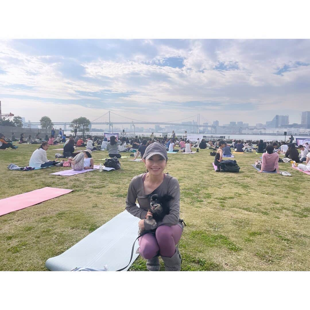 市橋有里さんのインスタグラム写真 - (市橋有里Instagram)「【ヨガと海風でととのう日】  昨日は楽しみにしていたアミ先生　@ami.amiyoga  の ヨガに参加してきました♪ 愛犬も初体験でみなに可愛がられて興奮気味w 嬉しそうでした♪  アミさんのヨガに癒され こんなにも近くで自然を感じられ 夕暮れのBBQ🍖も満喫できて🌇 あたたかい🫶最高の休日になりました✨  夕陽が素敵な O-garden https://www.o-garden.tokyo/gardengrill  みなさま、ありがとうございました。 そしてアミさん、イベント後でも疲れた顔もみせず こんなチャーミングな笑顔で お肉焼いたいただき、ありがとう🥹🙏 どこにそんなパワーがあるのだろうと 思いながら、明るく楽しいアミさん満喫dayでした💛  そしてパーソナリティをつとめさせて頂いている 市橋有里の“RUN 食健美”～ヘルシー Running～ 11/25（土）から2週にわたり各放送局で アミさんとのトークがオンエアされます。 身体をほぐすポイントや食のことなどもりだくさん 素敵な声に癒されて下さいね♪  栃木放送 （土）５：３０～５：３０  福井放送 （土）５：３０～5：４５ 信越放送 （日）５：１５～5：３０  山陰放送 （日）７：１５～７：３０ 四国放送 （月）19：30〜20：00  #amiyoga #休日の過ごし方 #yoga」11月24日 12時34分 - ariichihashi