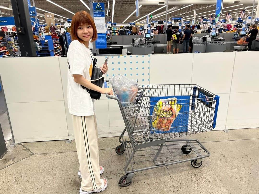 あこさんのインスタグラム写真 - (あこInstagram)「アメリカのスーパー！Walmartっていうアメリカにたくさんあるスーパーで、コーディネーターさんが広い店内を親切に案内してくださった☺️✨ とにかく全てが大きい夢の世界…🥹❤️クッキーとかケーキとかどれも海外！！！って感じで魅力的すぎた🥹高カロリーで砂糖の塊みたいなお菓子大好き。笑 ちょこっとだけ買って部屋で食べてめちゃくちゃ甘くて我々にはぴったりの味であった🐒」11月24日 12時34分 - harapeko__ako