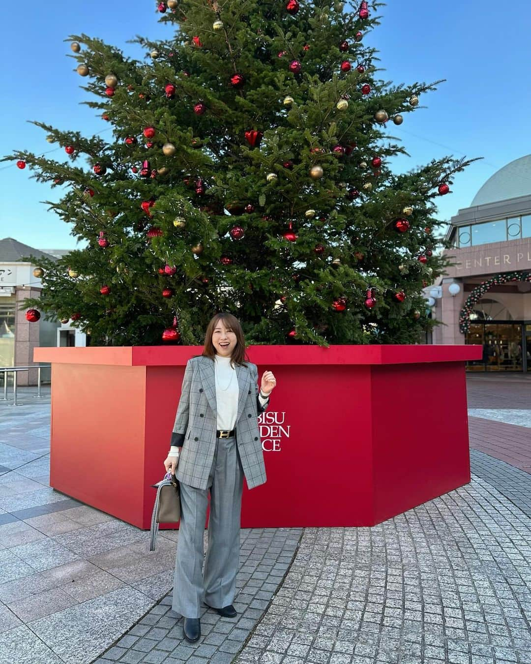 あいりさんのインスタグラム写真 - (あいりInstagram)「グレーコーデ🩶 もう街はクリスマスモードですね🎄✨  #40代ファッション  #40代コーデ  #クリスマスモード」11月24日 12時37分 - airi_happy