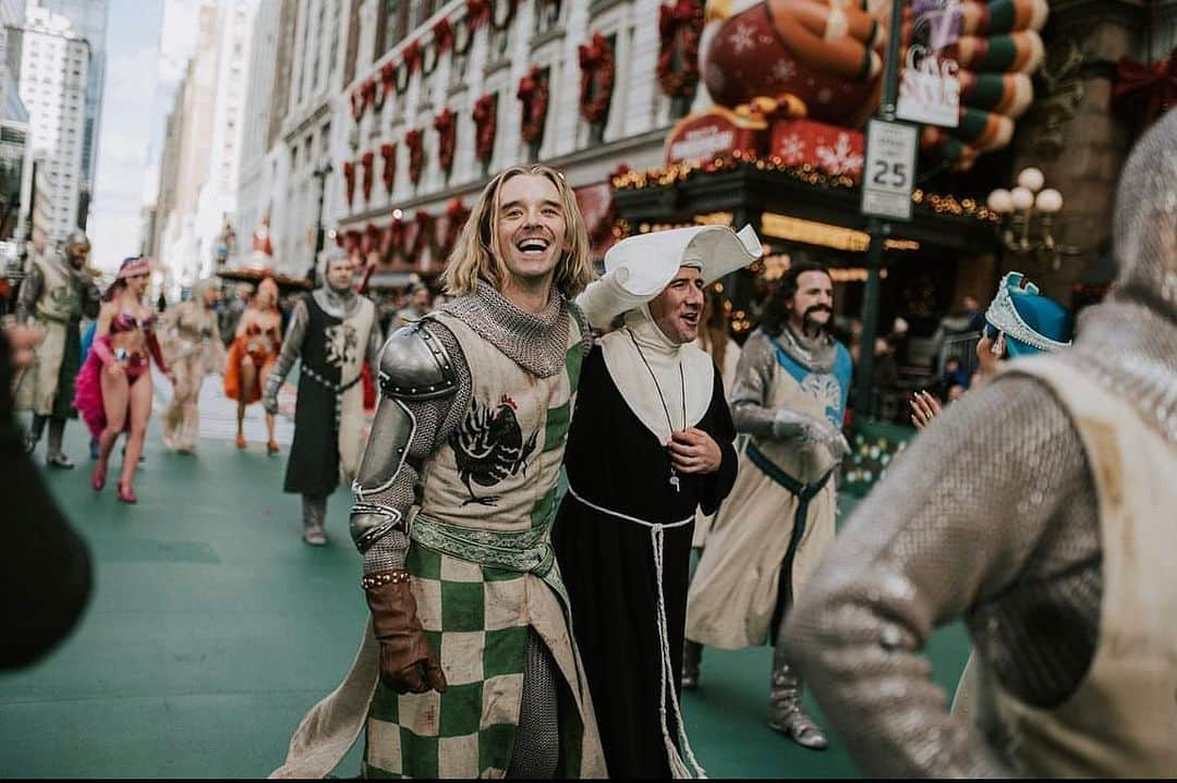 マイケル・ユーリーさんのインスタグラム写真 - (マイケル・ユーリーInstagram)「@andyhenderson’s pic says it all.   such a cool day  So very thankful   @spamalotbway @davidsjosefsberg  #macysthanksgivingdayparade」11月24日 12時38分 - michaelurielikesit