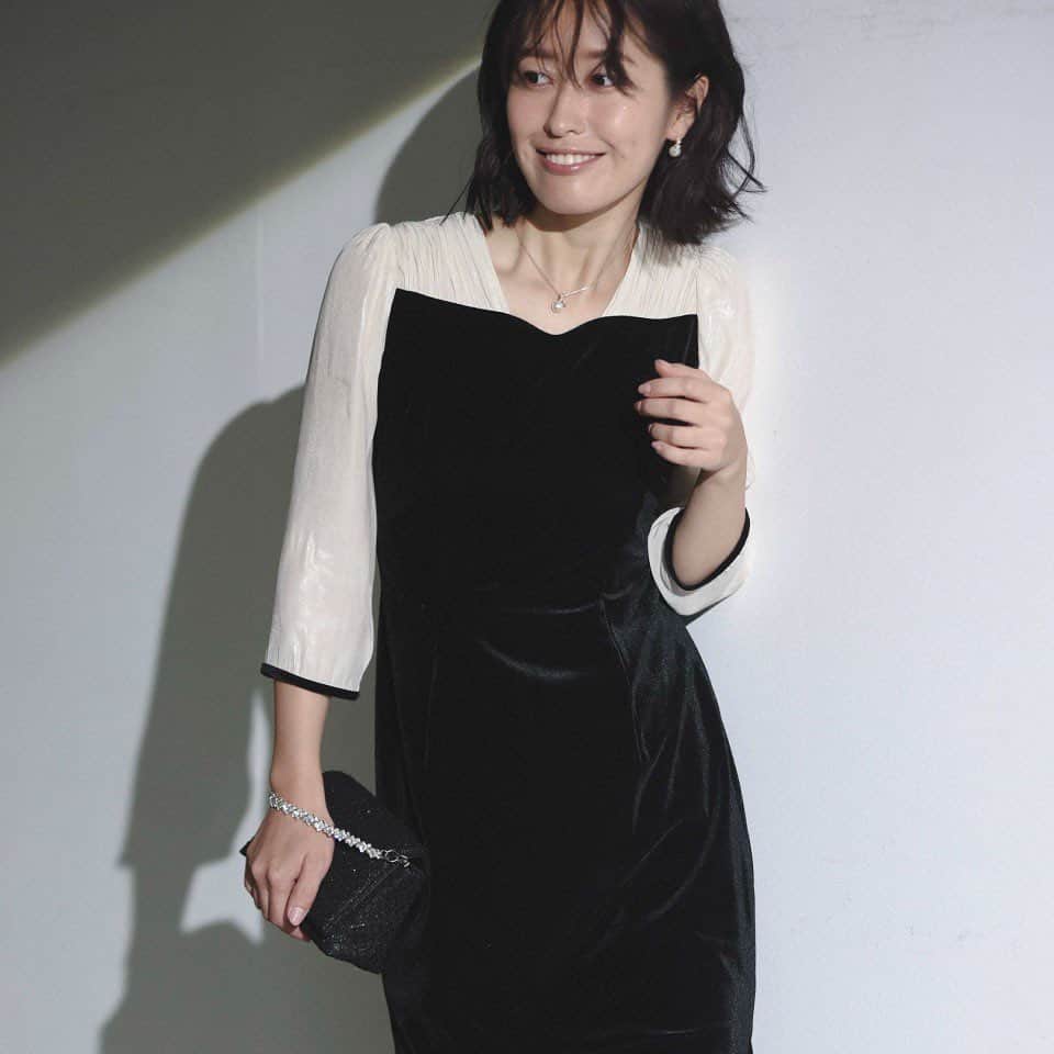 celford_officialのインスタグラム：「【COLUMN】 ⁡ 〜非日常もこなれた雰囲気で垢抜けるなら〜 ⁡ シルエットは軽やかながら素材で特別感を出す、小粋なワンピースが登場しました！ ⁡ 艶感が華麗なベロアと控えめに透ける肩周りの 素材がレディなムードを醸し出して、 周りとは一味違うこなれたオーラを纏えそう！ ⁡ ドラマティックに見える後ろ姿もポイントです。 ⁡ dress ¥27,500 ◆発売中 ⁡ オンラインから是非ご覧下さい。 ⁡ Height:165cm Size:36 ⁡ ⁡ #CELFORDAW23 #celford #セルフォード」