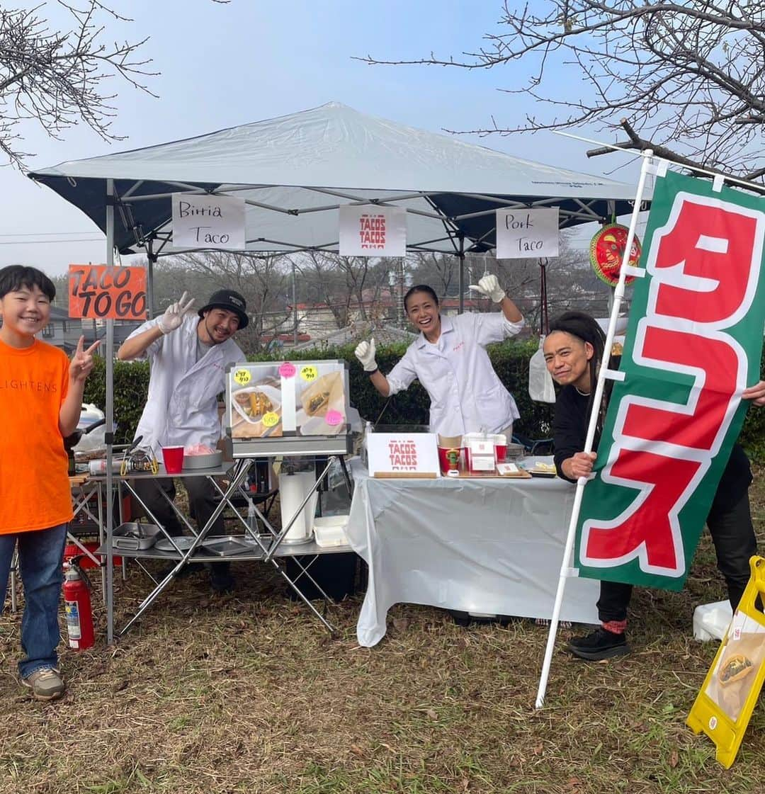 DRI-Vさんのインスタグラム写真 - (DRI-VInstagram)「千葉県君津市の蓮久寺さんで 『寺フェス　蓮久寺』  かなり久しぶりのソロステージ🕺  お寺の本堂をバックにステージに立てて普段味わえない心地イイ素敵な体験をさせて頂きました  ワークショップも地元の高校生やこどもたち、大人、ワンちゃんも参加してくれて嬉しかったです！  赤ちゃんから年配の方まで来場されていて 地元の高校生がボランティアをしていたりして、地域のみんなで協力してフェスを作っている姿をみて地元に根付いた素晴らしいイベントだと思いました  ラストのエイサーとアート🎨の 融合も圧巻でした  ありがたい結に感謝 ありがとうございました  @egaosho  @earthpiececraft  @cheerkey74  @tacos_2_yokosuka   #蓮久寺　#寺フェス　#結　#drivdanceathletic #運動能力向上pjt #激うまタコス」11月24日 12時42分 - dri_v_dance