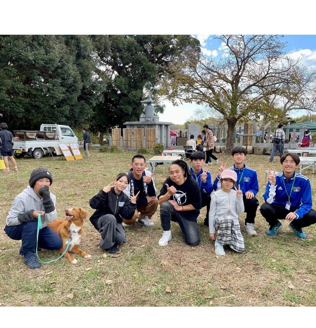 DRI-Vさんのインスタグラム写真 - (DRI-VInstagram)「千葉県君津市の蓮久寺さんで 『寺フェス　蓮久寺』  かなり久しぶりのソロステージ🕺  お寺の本堂をバックにステージに立てて普段味わえない心地イイ素敵な体験をさせて頂きました  ワークショップも地元の高校生やこどもたち、大人、ワンちゃんも参加してくれて嬉しかったです！  赤ちゃんから年配の方まで来場されていて 地元の高校生がボランティアをしていたりして、地域のみんなで協力してフェスを作っている姿をみて地元に根付いた素晴らしいイベントだと思いました  ラストのエイサーとアート🎨の 融合も圧巻でした  ありがたい結に感謝 ありがとうございました  @egaosho  @earthpiececraft  @cheerkey74  @tacos_2_yokosuka   #蓮久寺　#寺フェス　#結　#drivdanceathletic #運動能力向上pjt #激うまタコス」11月24日 12時42分 - dri_v_dance