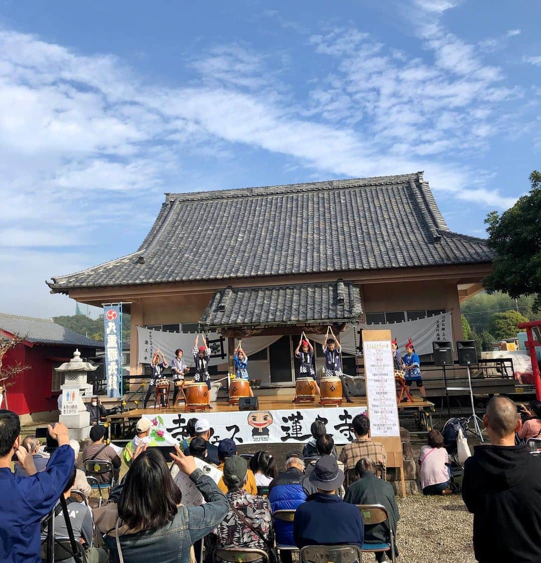 DRI-Vさんのインスタグラム写真 - (DRI-VInstagram)「千葉県君津市の蓮久寺さんで 『寺フェス　蓮久寺』  かなり久しぶりのソロステージ🕺  お寺の本堂をバックにステージに立てて普段味わえない心地イイ素敵な体験をさせて頂きました  ワークショップも地元の高校生やこどもたち、大人、ワンちゃんも参加してくれて嬉しかったです！  赤ちゃんから年配の方まで来場されていて 地元の高校生がボランティアをしていたりして、地域のみんなで協力してフェスを作っている姿をみて地元に根付いた素晴らしいイベントだと思いました  ラストのエイサーとアート🎨の 融合も圧巻でした  ありがたい結に感謝 ありがとうございました  @egaosho  @earthpiececraft  @cheerkey74  @tacos_2_yokosuka   #蓮久寺　#寺フェス　#結　#drivdanceathletic #運動能力向上pjt #激うまタコス」11月24日 12時42分 - dri_v_dance