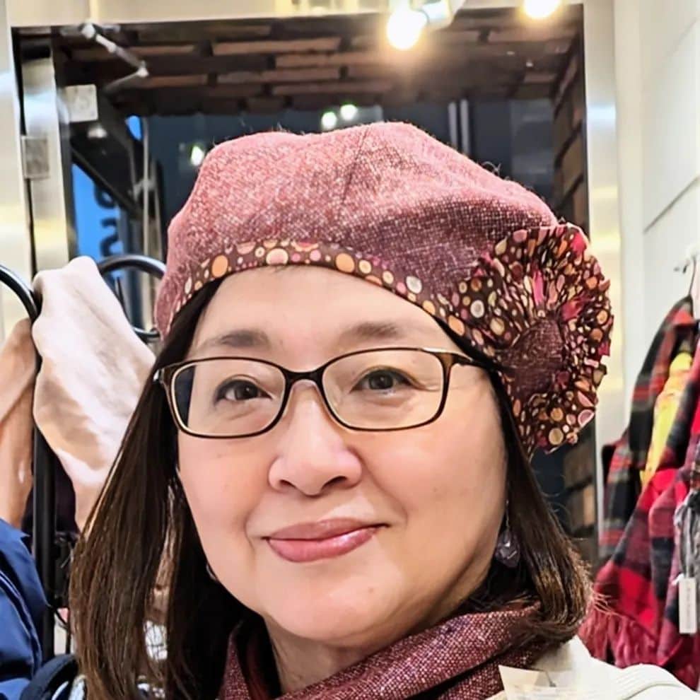 平井富子さんのインスタグラム写真 - (平井富子Instagram)「アクセサリー作家のヨウコさんが納品に。  今回は、天然石のリング、ネックレス、ブレスレットが多く新鮮〜  ヨウコさんのアクセサリーは、大人可愛いので、人気です。  フランス製のオシャレな帽子を気に入って頂きました。お似合い〜 いとがくもさんの可愛いポーチも、、とても便利です！  また、可愛いアクセサリー、楽しみにしています。」11月24日 12時45分 - enchantewithd