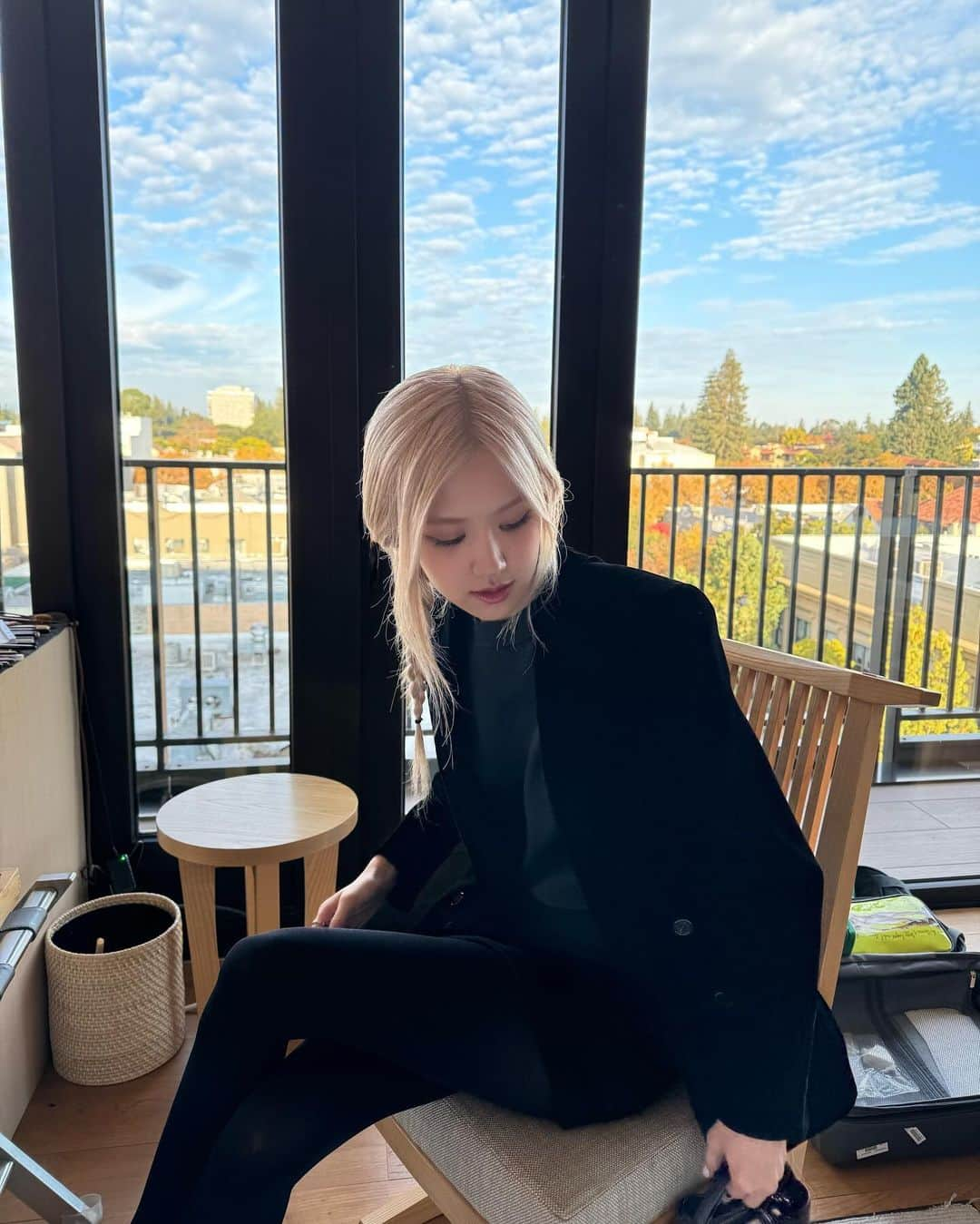 ロゼさんのインスタグラム写真 - (ロゼInstagram)「What a week it’s been. I am immensely grateful to have been invited to Apple Park to speak at the APEC spousal event about my experience on mental health, Blackpink to have been invited to the Korean state banquet at the Buckingham Palace, and to receive an honorable MBE alongside my fellow bandmates. It has been a week of many emotions. But grateful is a word that best describes the week. I thank the many blinks out there who genuinely support who we are and what we stand for. I am grateful to have this platform and to be able to share positivity.」11月24日 12時48分 - roses_are_rosie