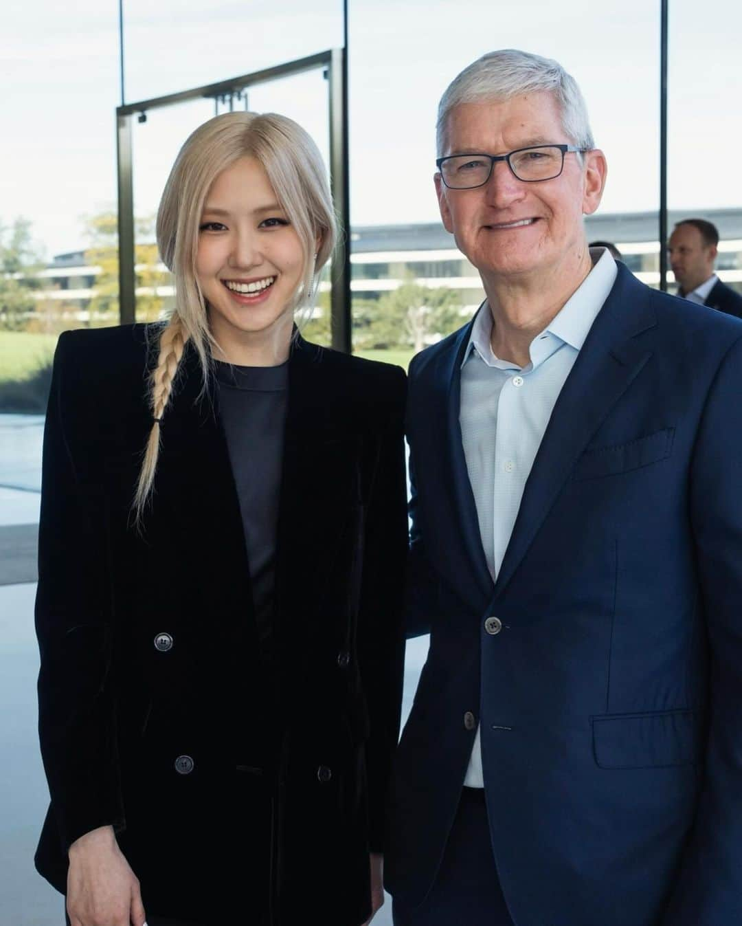 ロゼさんのインスタグラム写真 - (ロゼInstagram)「What a week it’s been. I am immensely grateful to have been invited to Apple Park to speak at the APEC spousal event about my experience on mental health, Blackpink to have been invited to the Korean state banquet at the Buckingham Palace, and to receive an honorable MBE alongside my fellow bandmates. It has been a week of many emotions. But grateful is a word that best describes the week. I thank the many blinks out there who genuinely support who we are and what we stand for. I am grateful to have this platform and to be able to share positivity.」11月24日 12時48分 - roses_are_rosie