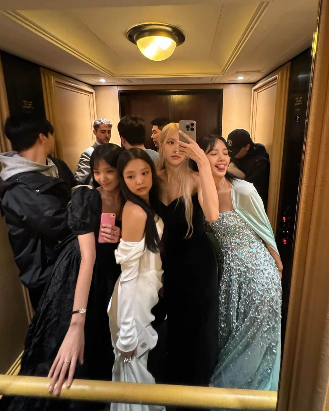 ロゼのインスタグラム：「What a week it’s been. I am immensely grateful to have been invited to Apple Park to speak at the APEC spousal event about my experience on mental health, Blackpink to have been invited to the Korean state banquet at the Buckingham Palace, and to receive an honorable MBE alongside my fellow bandmates. It has been a week of many emotions. But grateful is a word that best describes the week. I thank the many blinks out there who genuinely support who we are and what we stand for. I am grateful to have this platform and to be able to share positivity.」