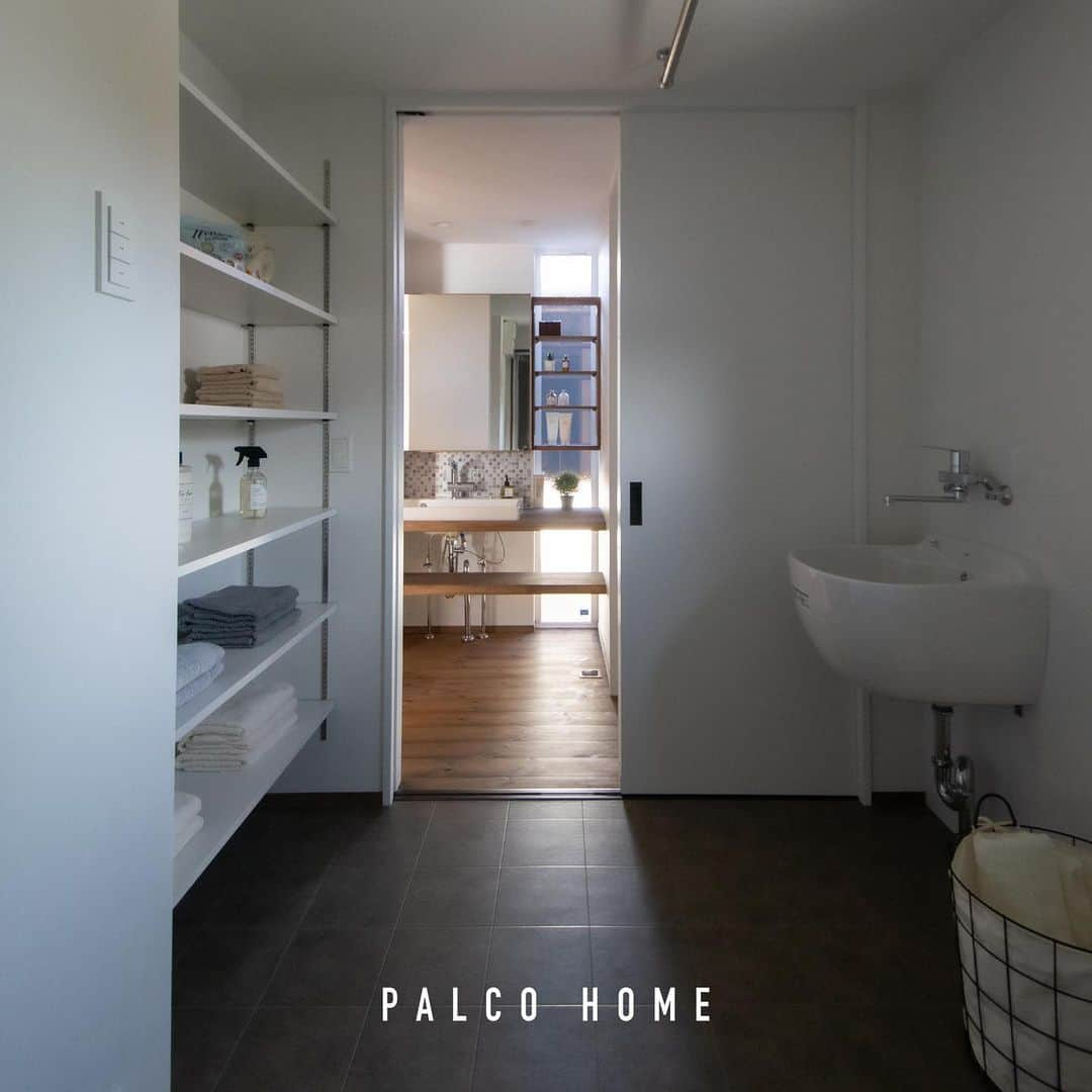 palcohomeさんのインスタグラム写真 - (palcohomeInstagram)「【施工事例】   盛岡市｜M様邸 延床面積｜38.64坪  パルコホームでは定期的に 見学会などのイベントを開催しています！ インスタDMやLINE HPからお気軽にご予約ください✉️  －－－－－－－－－－－－－－－－  more photo : @palcohome  －－－－－－－－－－－－－－－－  公式LINE : @palcohome_line  －－－－－－－－－－－－－－－－  🎥Youtubeやってます 『パルコホーム』で検索！  －－－－－－－－－－－－－－－－  TikTok でルームツアー見れます🔽 @palcohome_865 スタッフの素顔も見たい方はこちら🔽 @palcohome_staff  －－－－－－－－－－－－－－－－  わたしたち、#パルコホーム は 『笑顔あふれる幸せな家族を増やしたい』 まずは家事・育児・仕事と忙しいママが笑顔になれば その笑顔が伝染して家族みんなも笑顔になる。 そんな想いからオリジナル商品『#ママ楽の家』を開発。  ライフスタイルが変わりつつある昨今でも ママに限らず、家事をするひとの負担を減らして じぶん時間を楽しめるような ワクワクする家づくりを行っています！  パルコホームは、 岩手県内全域、青森県八戸市近郊で 家づくりのサポートをしています。  －－－－－－－－－－－－－－－－  #マイホーム　#新築　#注文住宅　#収納　#新築マイホーム　#新築一戸建て　#家づくりアイディア　#家づくり計画　#おしゃれな家　#新築計画中の人と繋がりたい　#岩手住宅会社　#赤ちゃんのいる生活　#岩手　#岩手建築会社　#オープン階段　#ファミクロ　#吹抜け　#シーリングファン　#住宅見学会　#OPENHOUSE」11月24日 12時49分 - palcohome