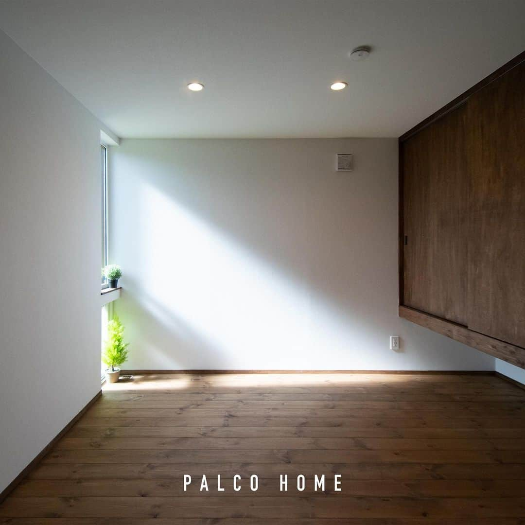 palcohomeさんのインスタグラム写真 - (palcohomeInstagram)「【施工事例】   盛岡市｜M様邸 延床面積｜38.64坪  パルコホームでは定期的に 見学会などのイベントを開催しています！ インスタDMやLINE HPからお気軽にご予約ください✉️  －－－－－－－－－－－－－－－－  more photo : @palcohome  －－－－－－－－－－－－－－－－  公式LINE : @palcohome_line  －－－－－－－－－－－－－－－－  🎥Youtubeやってます 『パルコホーム』で検索！  －－－－－－－－－－－－－－－－  TikTok でルームツアー見れます🔽 @palcohome_865 スタッフの素顔も見たい方はこちら🔽 @palcohome_staff  －－－－－－－－－－－－－－－－  わたしたち、#パルコホーム は 『笑顔あふれる幸せな家族を増やしたい』 まずは家事・育児・仕事と忙しいママが笑顔になれば その笑顔が伝染して家族みんなも笑顔になる。 そんな想いからオリジナル商品『#ママ楽の家』を開発。  ライフスタイルが変わりつつある昨今でも ママに限らず、家事をするひとの負担を減らして じぶん時間を楽しめるような ワクワクする家づくりを行っています！  パルコホームは、 岩手県内全域、青森県八戸市近郊で 家づくりのサポートをしています。  －－－－－－－－－－－－－－－－  #マイホーム　#新築　#注文住宅　#収納　#新築マイホーム　#新築一戸建て　#家づくりアイディア　#家づくり計画　#おしゃれな家　#新築計画中の人と繋がりたい　#岩手住宅会社　#赤ちゃんのいる生活　#岩手　#岩手建築会社　#オープン階段　#ファミクロ　#吹抜け　#シーリングファン　#住宅見学会　#OPENHOUSE」11月24日 12時49分 - palcohome