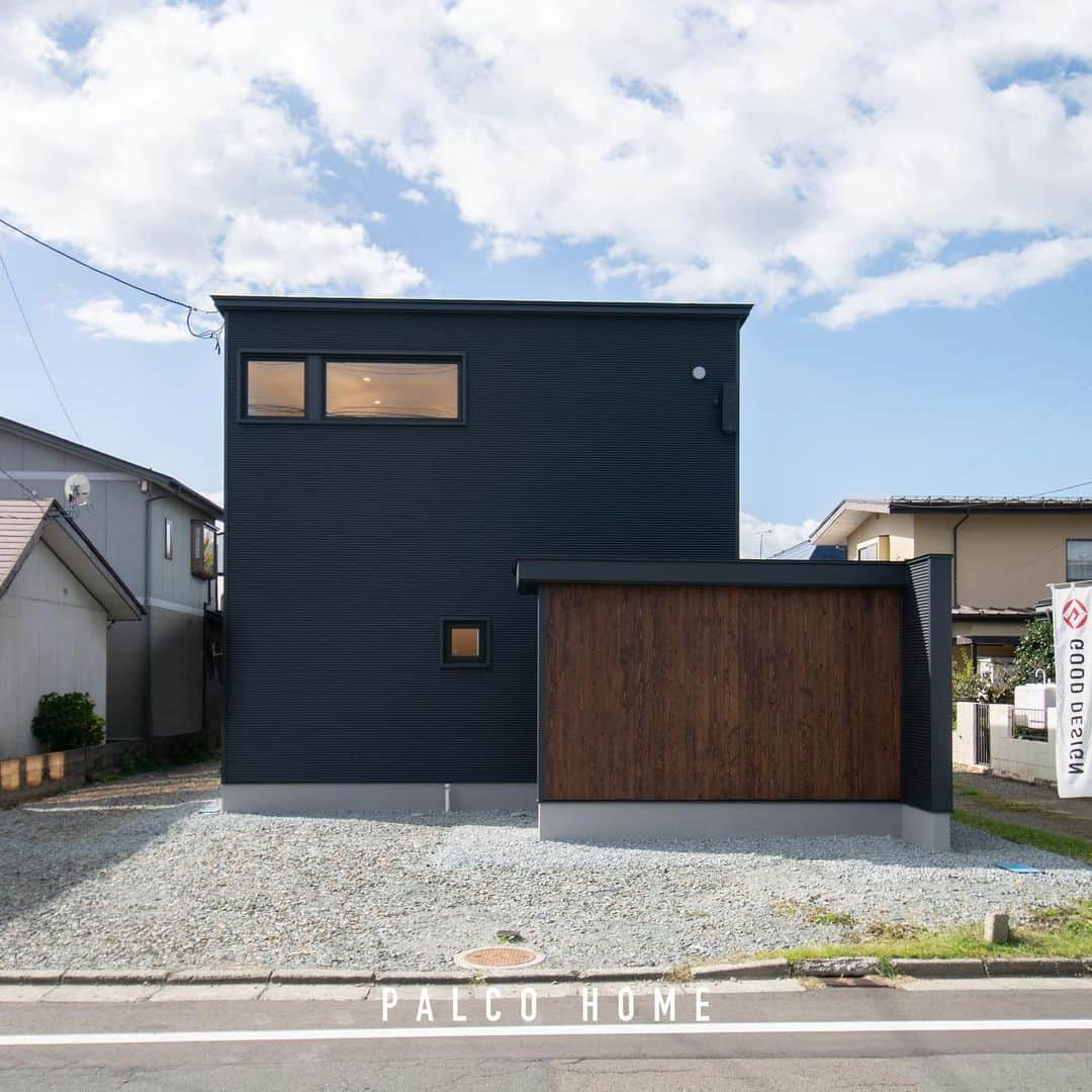 palcohomeのインスタグラム：「【施工事例】   盛岡市｜M様邸 延床面積｜38.64坪  パルコホームでは定期的に 見学会などのイベントを開催しています！ インスタDMやLINE HPからお気軽にご予約ください✉️  －－－－－－－－－－－－－－－－  more photo : @palcohome  －－－－－－－－－－－－－－－－  公式LINE : @palcohome_line  －－－－－－－－－－－－－－－－  🎥Youtubeやってます 『パルコホーム』で検索！  －－－－－－－－－－－－－－－－  TikTok でルームツアー見れます🔽 @palcohome_865 スタッフの素顔も見たい方はこちら🔽 @palcohome_staff  －－－－－－－－－－－－－－－－  わたしたち、#パルコホーム は 『笑顔あふれる幸せな家族を増やしたい』 まずは家事・育児・仕事と忙しいママが笑顔になれば その笑顔が伝染して家族みんなも笑顔になる。 そんな想いからオリジナル商品『#ママ楽の家』を開発。  ライフスタイルが変わりつつある昨今でも ママに限らず、家事をするひとの負担を減らして じぶん時間を楽しめるような ワクワクする家づくりを行っています！  パルコホームは、 岩手県内全域、青森県八戸市近郊で 家づくりのサポートをしています。  －－－－－－－－－－－－－－－－  #マイホーム　#新築　#注文住宅　#収納　#新築マイホーム　#新築一戸建て　#家づくりアイディア　#家づくり計画　#おしゃれな家　#新築計画中の人と繋がりたい　#岩手住宅会社　#赤ちゃんのいる生活　#岩手　#岩手建築会社　#オープン階段　#ファミクロ　#吹抜け　#シーリングファン　#住宅見学会　#OPENHOUSE」