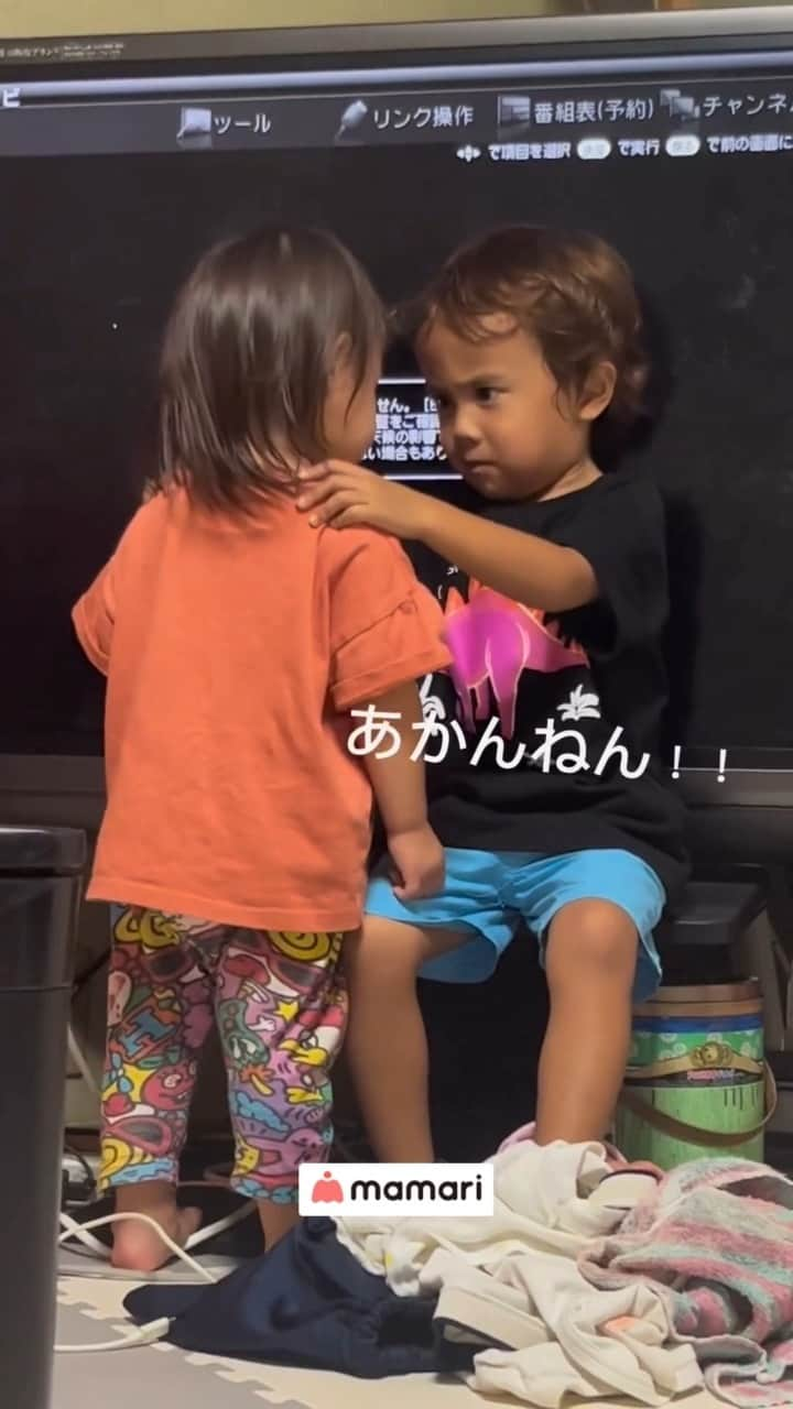 ママリのインスタグラム：「テレビたたいた妹を怒るお兄ちゃん👦🏻👶🏻💓  @h.s.a.3kids さん素敵な投稿をありがとうございました✨ 👉@mamari_official ママリでリポストしている投稿は全て、投稿主様に許諾をとっています。⁠  -------------------------------------------------------------------------------------------------- 📱動画最後の応募キーワードは🎁  ママリInstagramで開始しておりますキャンペーンで必要なキーワードは 「#ママリでわくわく」です🌈  プロフィールのハイライト「プレゼント当たる」から こちらのキーワードを入力して応募してくださいね😊💕  キャンペーン開催期間：2023年 10/10（火）-12/31（日） --------------------------------------------------------------------------------------------------  #mamari #ママリ #兄妹 #お兄ちゃん #３人兄妹 #男の子 #息子 #日常  #子どものいる暮らし #男の子ママ  #成長記録 #親バカ部 #赤ちゃんのいる生活 #育児記録 #子育て」