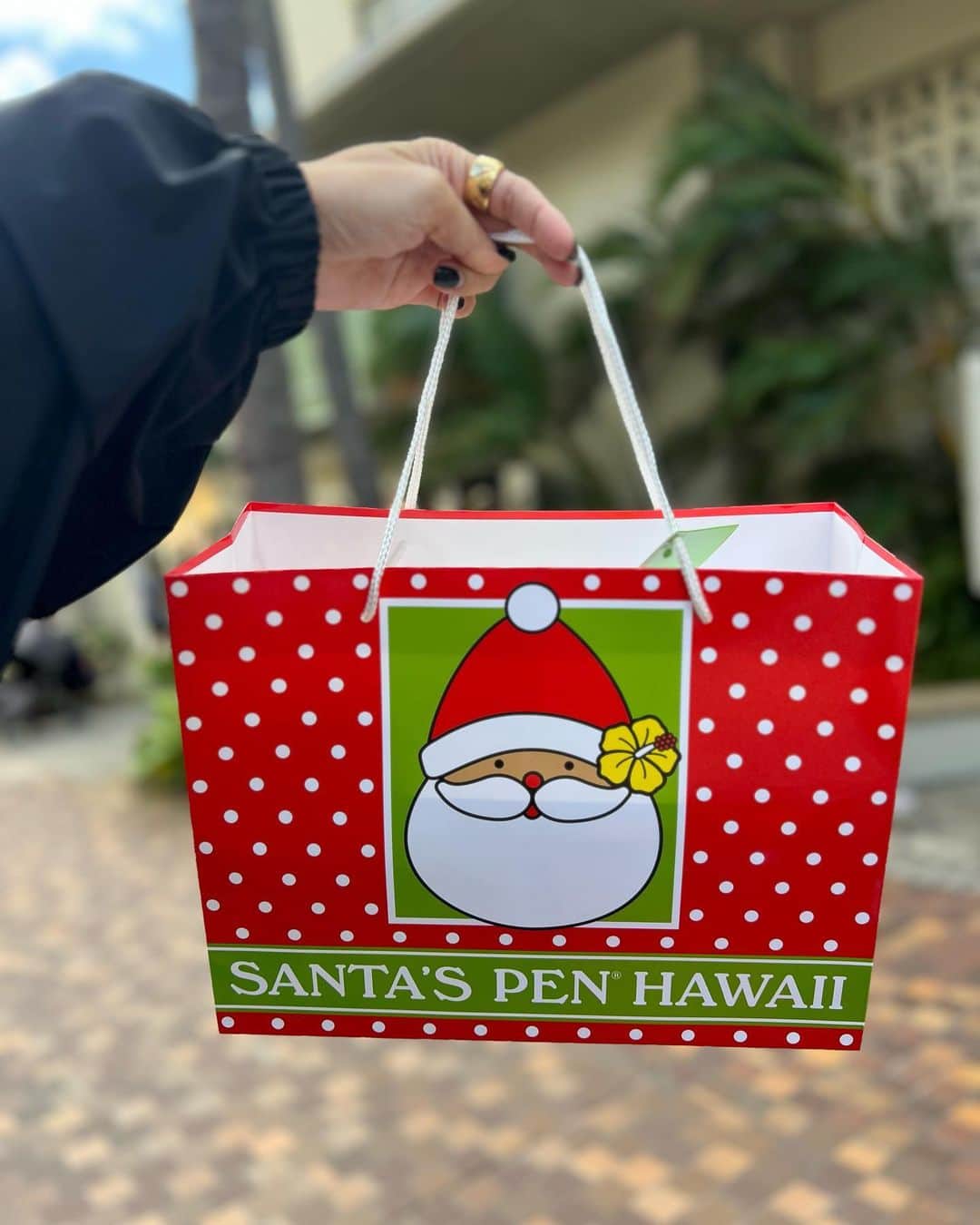 村上沙織のインスタグラム：「色んなクリスマスグッズを集めてるのでハワイらしいのも思い出に欲しくて♡  ひゅーくんとビーチ帰りに寄って一緒に選びました♡思い出すぎて泣ける。  オーナメントは私の宝物。 こうやって旅先でも少しずつ集めてる♡  #hawaii#saorin_trip」