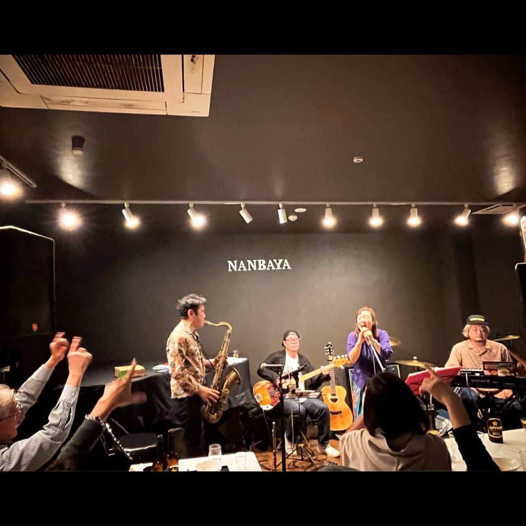 MONKYのインスタグラム：「昨日は関西ひとり旅初日、Jam Spot feat.川口真由美で大阪は西成のホットスポット、難波屋へ！  新今宮駅からお店に向かう道すがら、各地から聞こえてくる怒号、道端に倒れてる酔っ払い、街に漂うホルモンの匂い、野良犬のような眼をしたオッサン達。。  さすが西成！なデンジャラスなストリートから難波屋に 入れば、そこはハッピーvibes溢れる最高な空間！っていうギャップがすごい。😁  面白い夜、最高でした。  真由美ちゃん、難波屋な皆様、ありがとうございました！  そして、今日はEXOTIC SKATESで本町マザーポップコーンにてライブ♬  どんな夜になるのか、ほんとに楽しみです。  是非、遊びに来てねー♬  １１月２４日（金）『¡MOCAMBO! 』at 大阪本町 Mother Popcorn  ●大阪本町 Mother Popcorn（大阪市西区本町1-10-22 B1）  ●OPEN 19:00 / tart 19:30  ●Charge: ¥3000（＋1drink）  ●Live : EXOTIC SKATES  Dig.Dug  STEPAK TAKRAW  DJ：コサカジュンペイ  ●2022年のバンド結成から、ライブと毎月新曲リリースなど活発に活動し、巷で噂のエキゾチック・ファンクバンド『EXOTIC SKATES』が仕掛ける対バンシリーズ『!MOCAMBO!（モカンボ）』第一弾！  独特の音楽センスと持ち前のチャレンジ精神で、Original Afro funk styleを更新し続ける『STEPAK TAKRAW』 そして、8月にはLPをリリースし、音楽好きから注目を集めるオルタナティブヒップホップの『Dig.Dug』という、グッドセンスでGroovyな３バンドによるLive Party。 DJにはブルースギタリストのコサカジュンペイが参加。 極上の音を浴びに来てください！！  ●予約・お問い合わせ Mother Popcorn TEL 06-6535-0002 http://www.mother-popcorn.com/  家永吹産 https://ienaga2020.com/contact/  facebookイベントページ https://fb.me/e/2UPP31KlX」