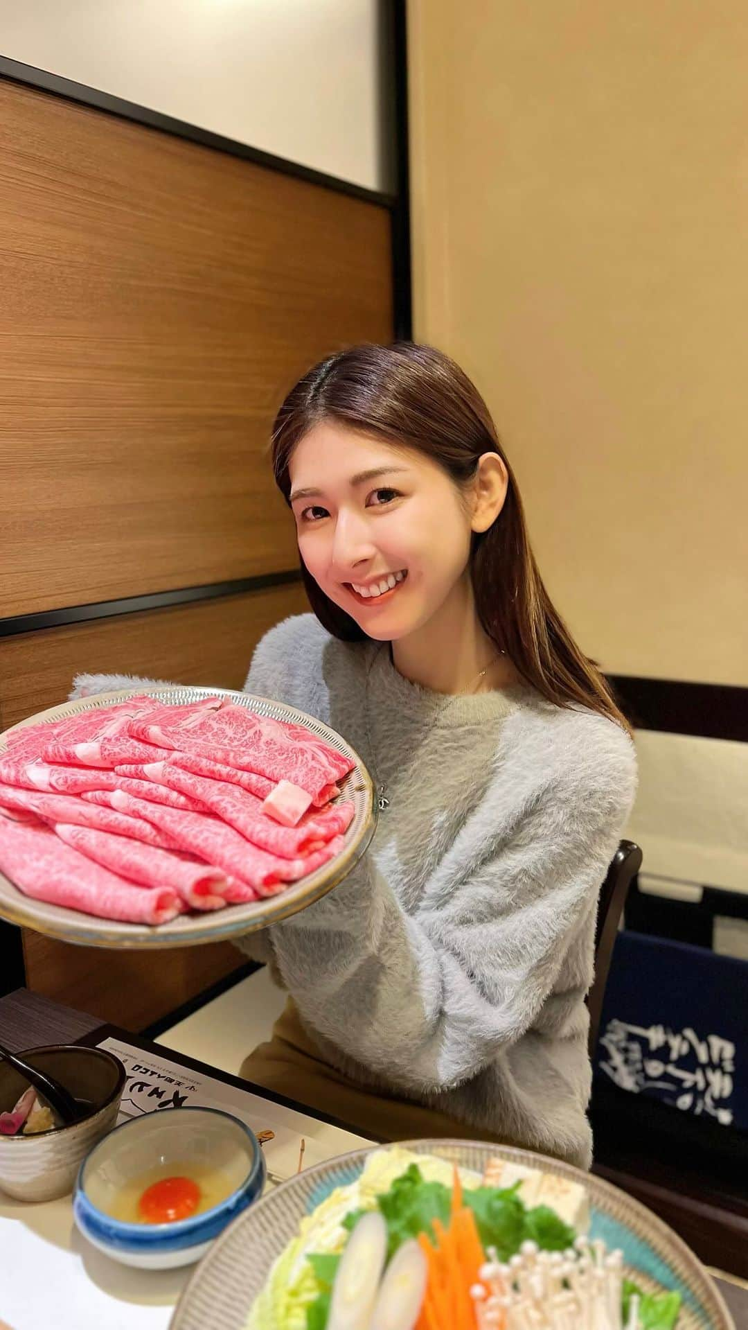 井上麻衣のインスタグラム：「しゃぶしゃぶ発祥のスエヒロにランチしに行きました🥢  とはいえ、今回は気分ですき焼きです😍 しゃぶしゃぶだけでなくすき焼きもあるんだよ。 って言いたい笑👍  頂いたのはランチメニューの 【極上黒毛和牛すき焼き】M ¥4,200 他にもS,L(¥3,200/¥5,200)があるよ✨＊お肉の量が変わります  ・先付 ・極上黒毛和牛ロース ・野菜８種盛り ・ご飯又はうどん ・香の物 ・たまご ・デザート  他にも"とんすき"、"国産牛すき焼き"、ローストビーフが付いたコースもあります❤️  たくさんお肉を食べたい方はM,Lがオススメ👈 すき焼きって濃いので飽きがきたり、重たくなりがちなんだけど 上質な脂なので口の中で溶けてペロリと頂けます♡ 柔らかくて本当に美味しかった❣️お出汁も甘すぎずなんて上品なの、、、😭  目の前で一枚ずつ丁寧に仕上げて下さるので それを見てるだけで幸福感を味わえる😍  子供👦🏻👶🏻連れのファミリーでも安心！ 個室があるのでゆっくり食べられました^ ^  次はしゃぶしゃぶを食べに行く予定なので またレポしますね👏  ☑︎堂島スエヒロ @suehiro_dohjima  大阪市北区堂島浜1-3-22 堂島タウン4F →※リニューアル改装中のためこちらに移転中です。 ☎︎ 050-5485-9919 ＪＲ東西線 北新地駅 11-41出口 徒歩6分  🚗前にコインパーキングあり  月～土 ランチ　11:30～14:00 （L.O.13:30） 月～土 ディナー　17:00～22:00 （L.O.21:00） 定休日: 日曜日、祝日  . . . . #gourmet#food#osakafood#osaka #osaka gourmet#kitashinchi#lunch #スエヒロ#堂島スエヒロ#しゃぶしゃぶ #しゃぶしゃぶ発祥#すき焼き#ランチ#大阪ランチ #北新地#北新地ランチ#グルメ#レポ#食レポ」