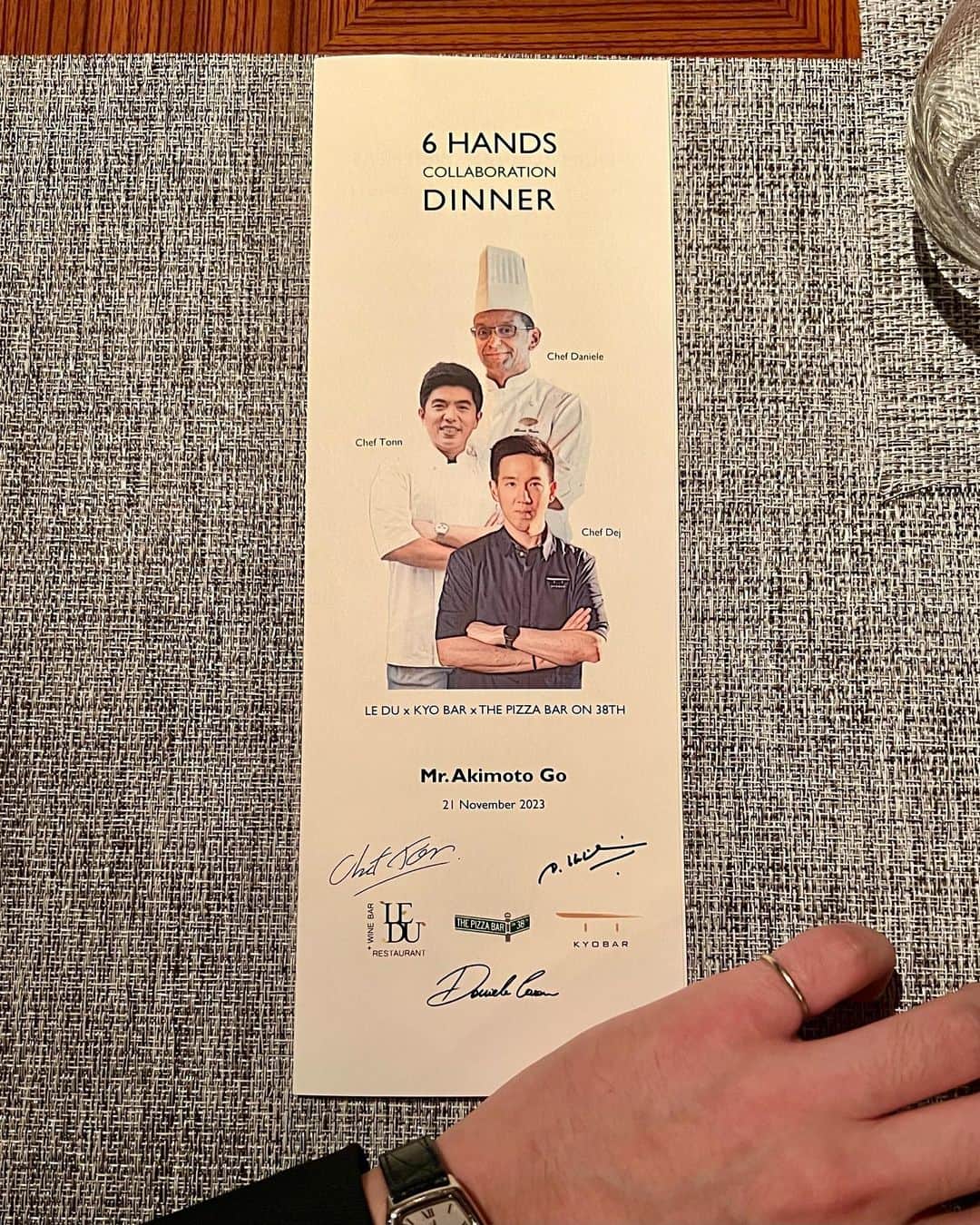 GO AKIMOTOのインスタグラム：「・・・ @mo_tokyo   マンダリン オリエンタル 東京のイタリアンダイニング "ケシキ" にて開催された一夜限りのコラボレーションディナー  6 HANDS COLLABORATION DINNER LE DU × KYO BAR × THE PIZZA BAR ON 38TH  Asia's 50 Best Restaurants 2023で1位に輝き、またミシュラン1つ星を獲得している "Le Du" オーナー兼エグゼクティブシェフのトン氏による一皿目から完全にノックアウト  我らが "The Pizza Bar on 38th" エグゼクティブシェフのダニエレの安定感あるシグネチャーピッツァに、エスニックな要素がプラスされたコラボレーションピッツァにも感動しました  極め付けは、La Liste 2023でPatry of the Yearを受賞した "Kyo Bar" ペストリーシェフのデジ氏によるセンセーショナルなデザートたち 食後のプティフルまで驚きの連続で忘れられないダイニング体験となりました  #mo_go #mandarinorientaltokyo #motokyo #mandarionoriental #ImAfan #worldoffans  #マンダリンオリエンタル東京 #ブランドアンバサダー  ・・・・・・・・・・」