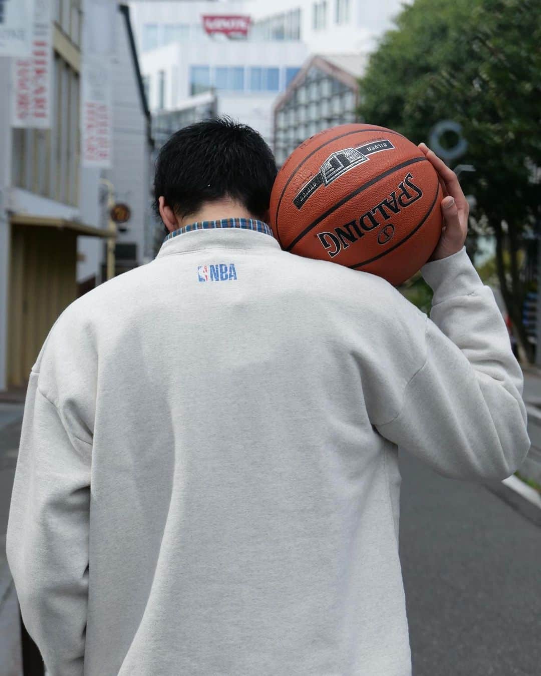 JOURNAL STANDARD 表参道のインスタグラム：「【 OFF THE COURT by NBA 】  @off_the_court_by_nba_official  ⁡ ---------------------------------------- ⁡ style sample  -----  #journalstandard#ジャーナルスタンダード  #harajuku#omotesando#mensfashion#mens#styling#coordinate#streetwear#23aw#unisexfashion#原宿#表参道」