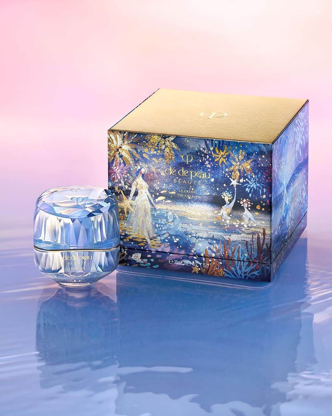 Clé de Peau Beauté Officialさんのインスタグラム写真 - (Clé de Peau Beauté OfficialInstagram)「“I created Toward the Horizon with a mix of watercolors, pastels, liquid gold, pearlescent flakes and glass beads – to capture the different light effects of an undersea world and to create a suitably ethereal scene,” says artist @KatieRodgers, the talent behind our limited edition 2023 Holiday Collection’s artwork. Whether this is a gift  for a loved one – or for yourself – you’ll know each piece is a celebration of beauty, art and love ❤️   『Toward the Horizon Collection～さらに先へ、輝く未来を信じて～』今回のホリデーコレクションは、未来への憧れと歓びを表す希望の光に満ちた世界で、「海」を舞台に、多彩なブルーと意思の輝きを表現したゴールドを用いて主人公が運命を切り拓いてゆく姿を描きました。」と、クレ・ド・ポー ボーテ 2023 ホリデーコレクションのデザインを手がけたアーティストのケイティ ロジャース氏 （@KatieRodgers）は語ります。 自分自身へのご褒美として、どのアイテムも美と芸術と愛が融合したコレクションであることがおわかりいただけるでしょう。」11月24日 13時00分 - cledepeaubeaute