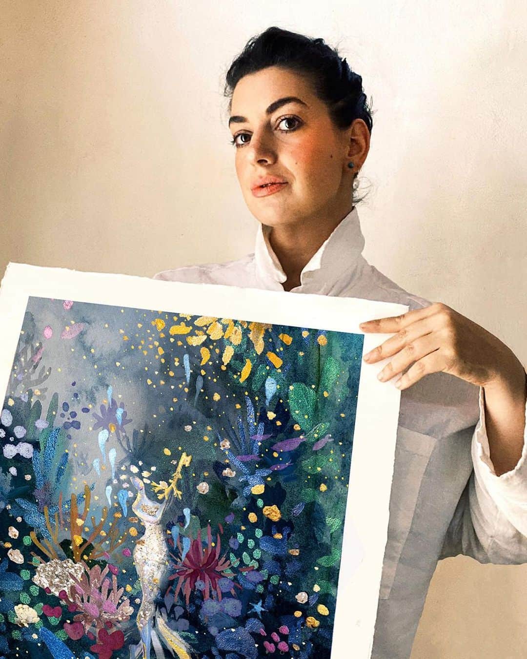 Clé de Peau Beauté Officialのインスタグラム：「“I created Toward the Horizon with a mix of watercolors, pastels, liquid gold, pearlescent flakes and glass beads – to capture the different light effects of an undersea world and to create a suitably ethereal scene,” says artist @KatieRodgers, the talent behind our limited edition 2023 Holiday Collection’s artwork. Whether this is a gift  for a loved one – or for yourself – you’ll know each piece is a celebration of beauty, art and love ❤️   『Toward the Horizon Collection～さらに先へ、輝く未来を信じて～』今回のホリデーコレクションは、未来への憧れと歓びを表す希望の光に満ちた世界で、「海」を舞台に、多彩なブルーと意思の輝きを表現したゴールドを用いて主人公が運命を切り拓いてゆく姿を描きました。」と、クレ・ド・ポー ボーテ 2023 ホリデーコレクションのデザインを手がけたアーティストのケイティ ロジャース氏 （@KatieRodgers）は語ります。 自分自身へのご褒美として、どのアイテムも美と芸術と愛が融合したコレクションであることがおわかりいただけるでしょう。」