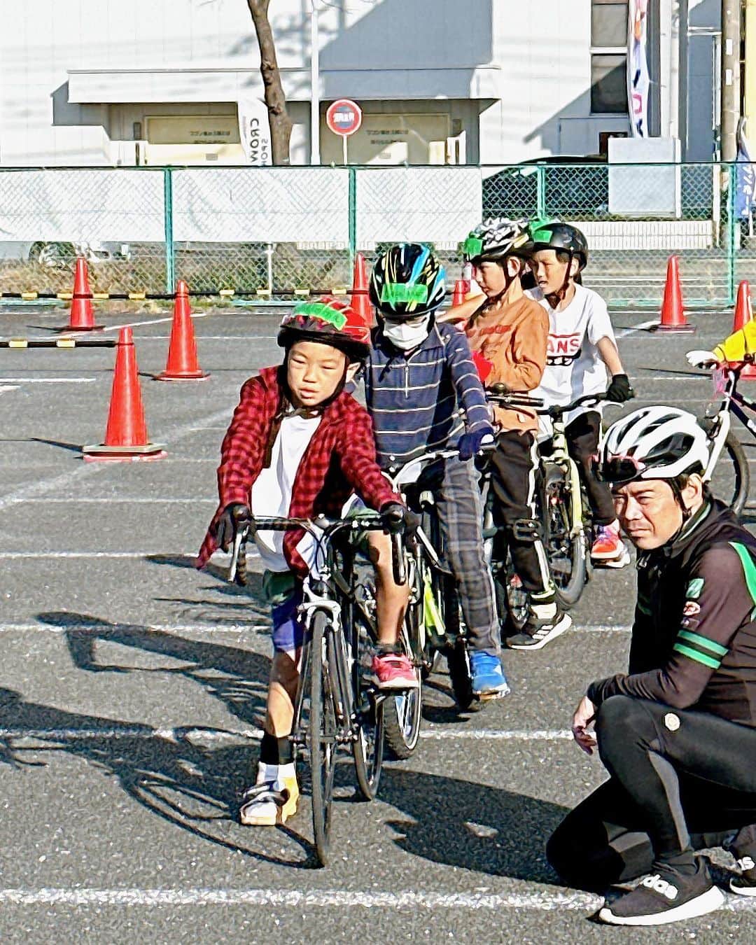 益子直美さんのインスタグラム写真 - (益子直美Instagram)「第14回サイクルチャレンジ藤沢in秋葉台  11月23日(祝木) とってもいいお天気の中、開催することができました！ (午後は強風でテントが飛び、丸裸状態笑)  藤沢市出身の主人が校長、私が副校長、そして関西より、 長年子供の自転車スクールを開催しているウィラースクールジャパンのブラッキー中島さんを講師に、たくさんのボランティアスタッフ、TeamBFYレーシングのジュニアメンバー、OBの高校生選手、海外で活躍するOB選手、そして、フランスで活動する選手、 そしてヨーロッパで活躍のトッププロ、昨年ツールド北海道個人総合優勝の門田祐輔選手と、素晴らしいサポートメンバーが集結！  ブラッキー中島さんの関西弁と工夫された楽しいカリキュラムに子供達は釘付け！ 楽しく自転車を学び練習し、終わった時には、ほとんどの子供たちが、『自分、上手くなった！』と手を挙げてくれました！  ルールを学ぶカリキュラムも、『このマークは止まれ！』と教え込むのではなく、子供たちに、これまでどんな時に危ないと感じだか、そんな時はどうすればいいかと、質問し、対話しながら、子供たちに考えてもらい、主体的に危険を察知し対処できるように促す。といった時間で、とっても参考になりました。 外部から一方的に教え込まれるより、自分で考えて理解することが大事！  子供達がスポーツを安全に楽しめる環境をさらに広げるために、いろんなシーンでたくさんの大人の方、アスリートが関わっていただけたら嬉しいです。 協力頂いた企業様、本当に、ありがとうございました！  メリダジャパン株式会社様、 ライトウェイプロダクツジャパン株式会社様、 株式会社和光ケミカル様、 Bicycle SHOP K-Base様 株式会社コーエイ企画様 公益財団法人藤沢市みらい創造財団様、 来年もよろしくお願いいたします！！  #サイクルチャレンジ藤沢in秋葉台  #藤沢市みらい創造財団  #ウィラースクールジャパン #久しぶりのサイクルジャージ」11月24日 13時10分 - naomi.masuko