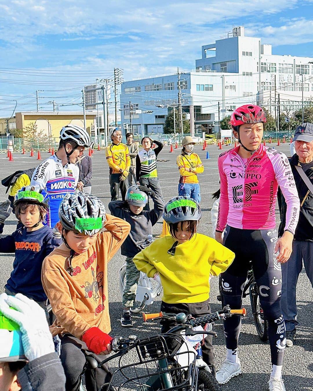 益子直美さんのインスタグラム写真 - (益子直美Instagram)「第14回サイクルチャレンジ藤沢in秋葉台  11月23日(祝木) とってもいいお天気の中、開催することができました！ (午後は強風でテントが飛び、丸裸状態笑)  藤沢市出身の主人が校長、私が副校長、そして関西より、 長年子供の自転車スクールを開催しているウィラースクールジャパンのブラッキー中島さんを講師に、たくさんのボランティアスタッフ、TeamBFYレーシングのジュニアメンバー、OBの高校生選手、海外で活躍するOB選手、そして、フランスで活動する選手、 そしてヨーロッパで活躍のトッププロ、昨年ツールド北海道個人総合優勝の門田祐輔選手と、素晴らしいサポートメンバーが集結！  ブラッキー中島さんの関西弁と工夫された楽しいカリキュラムに子供達は釘付け！ 楽しく自転車を学び練習し、終わった時には、ほとんどの子供たちが、『自分、上手くなった！』と手を挙げてくれました！  ルールを学ぶカリキュラムも、『このマークは止まれ！』と教え込むのではなく、子供たちに、これまでどんな時に危ないと感じだか、そんな時はどうすればいいかと、質問し、対話しながら、子供たちに考えてもらい、主体的に危険を察知し対処できるように促す。といった時間で、とっても参考になりました。 外部から一方的に教え込まれるより、自分で考えて理解することが大事！  子供達がスポーツを安全に楽しめる環境をさらに広げるために、いろんなシーンでたくさんの大人の方、アスリートが関わっていただけたら嬉しいです。 協力頂いた企業様、本当に、ありがとうございました！  メリダジャパン株式会社様、 ライトウェイプロダクツジャパン株式会社様、 株式会社和光ケミカル様、 Bicycle SHOP K-Base様 株式会社コーエイ企画様 公益財団法人藤沢市みらい創造財団様、 来年もよろしくお願いいたします！！  #サイクルチャレンジ藤沢in秋葉台  #藤沢市みらい創造財団  #ウィラースクールジャパン #久しぶりのサイクルジャージ」11月24日 13時10分 - naomi.masuko
