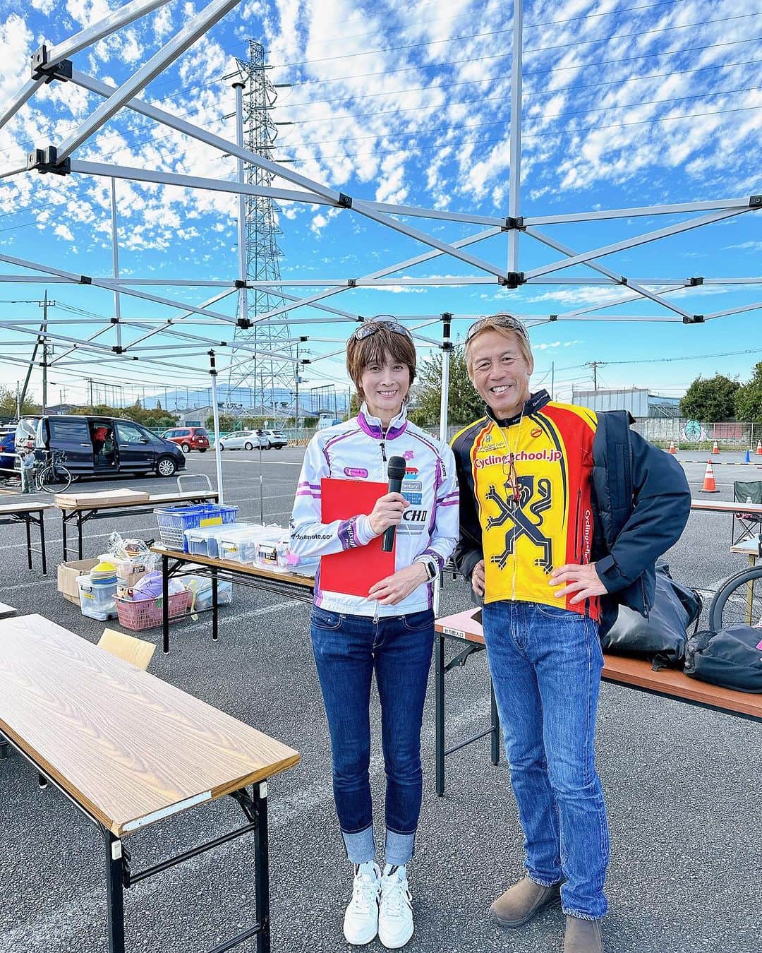 益子直美のインスタグラム：「第14回サイクルチャレンジ藤沢in秋葉台  11月23日(祝木) とってもいいお天気の中、開催することができました！ (午後は強風でテントが飛び、丸裸状態笑)  藤沢市出身の主人が校長、私が副校長、そして関西より、 長年子供の自転車スクールを開催しているウィラースクールジャパンのブラッキー中島さんを講師に、たくさんのボランティアスタッフ、TeamBFYレーシングのジュニアメンバー、OBの高校生選手、海外で活躍するOB選手、そして、フランスで活動する選手、 そしてヨーロッパで活躍のトッププロ、昨年ツールド北海道個人総合優勝の門田祐輔選手と、素晴らしいサポートメンバーが集結！  ブラッキー中島さんの関西弁と工夫された楽しいカリキュラムに子供達は釘付け！ 楽しく自転車を学び練習し、終わった時には、ほとんどの子供たちが、『自分、上手くなった！』と手を挙げてくれました！  ルールを学ぶカリキュラムも、『このマークは止まれ！』と教え込むのではなく、子供たちに、これまでどんな時に危ないと感じだか、そんな時はどうすればいいかと、質問し、対話しながら、子供たちに考えてもらい、主体的に危険を察知し対処できるように促す。といった時間で、とっても参考になりました。 外部から一方的に教え込まれるより、自分で考えて理解することが大事！  子供達がスポーツを安全に楽しめる環境をさらに広げるために、いろんなシーンでたくさんの大人の方、アスリートが関わっていただけたら嬉しいです。 協力頂いた企業様、本当に、ありがとうございました！  メリダジャパン株式会社様、 ライトウェイプロダクツジャパン株式会社様、 株式会社和光ケミカル様、 Bicycle SHOP K-Base様 株式会社コーエイ企画様 公益財団法人藤沢市みらい創造財団様、 来年もよろしくお願いいたします！！  #サイクルチャレンジ藤沢in秋葉台  #藤沢市みらい創造財団  #ウィラースクールジャパン #久しぶりのサイクルジャージ」