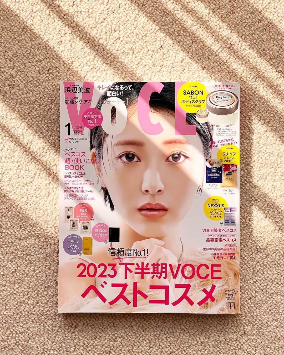 神崎恵さんのインスタグラム写真 - (神崎恵Instagram)「・ 発売日の「VOCE」１月号。 新刊「美容の教科書」の刊行記念特集です。 書籍へのたくさんの投稿、感想をありがとうございます。 今回、特別版の小冊子には、たくさんのおすすめ基本化粧品のご紹介と共に、少しだけ画像が組み込まれているのですが、 この巻き髪についてのコメントをたくさんいただくので簡単な説明です。 「26ミリの細いアイロンで根元からのミックスまきです。 確かツヤもほしかったので根元はねじらず巻きました！(津村さん)」とのことでした。 書籍では、ヘアケアの方法もしっかりお話をしています。 今週末は、今作2回目のお渡し会。 楽しみです。  撮影　中村和孝　 スタイリング　石関靖子 ヘア　津村佳奈 メイク　神崎恵  @kazutakanakamura_photo  @zekikoyasuko  @kanatumura  @vocemagazine  @yokomorix   #voce #美容の教科書 #神崎恵美容の教科書」11月24日 13時03分 - megumi_kanzaki